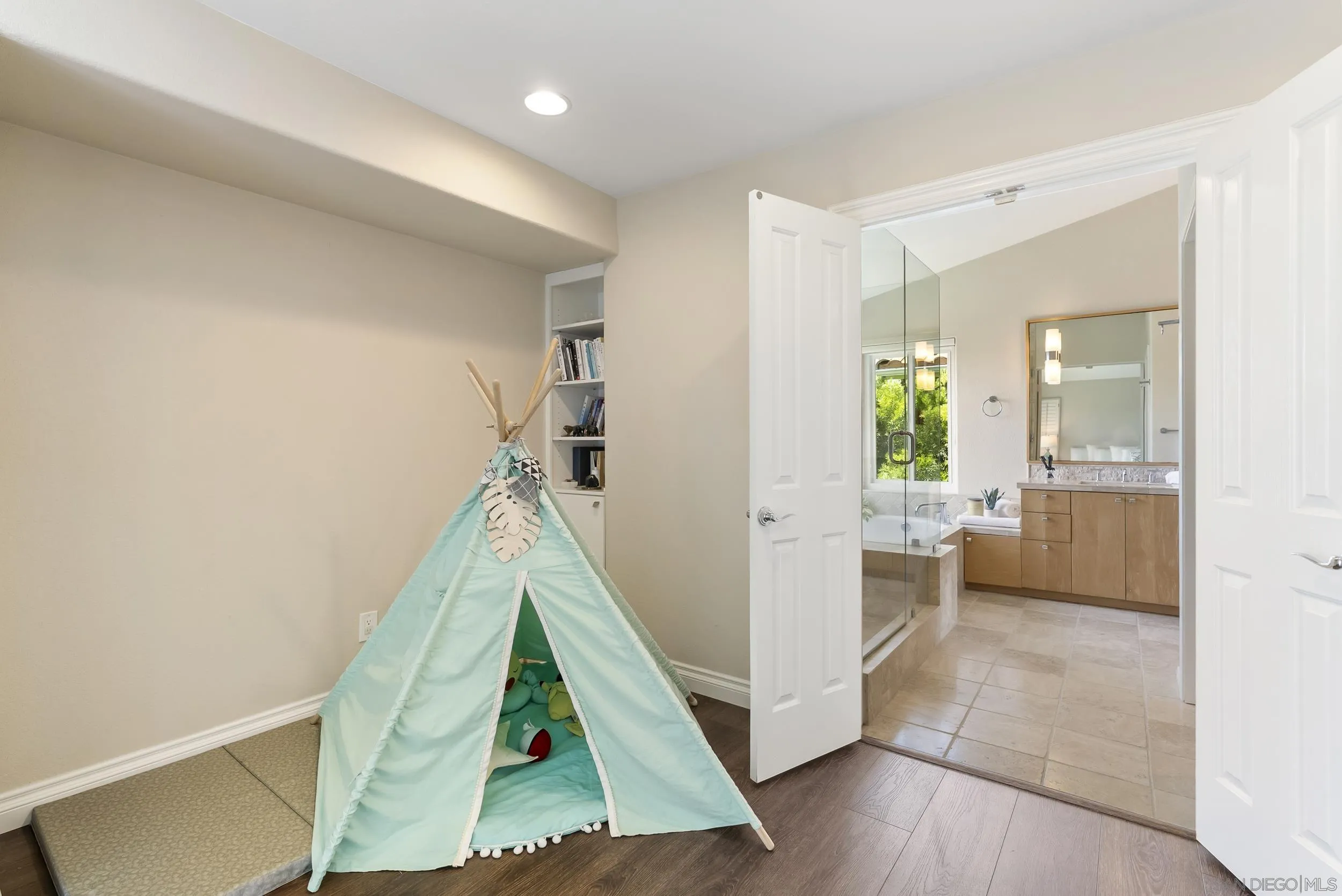 https://cdn.realtyfeed.com/cdn/127/260018388/9d353f3780092a18605ca799058f3f08.webp