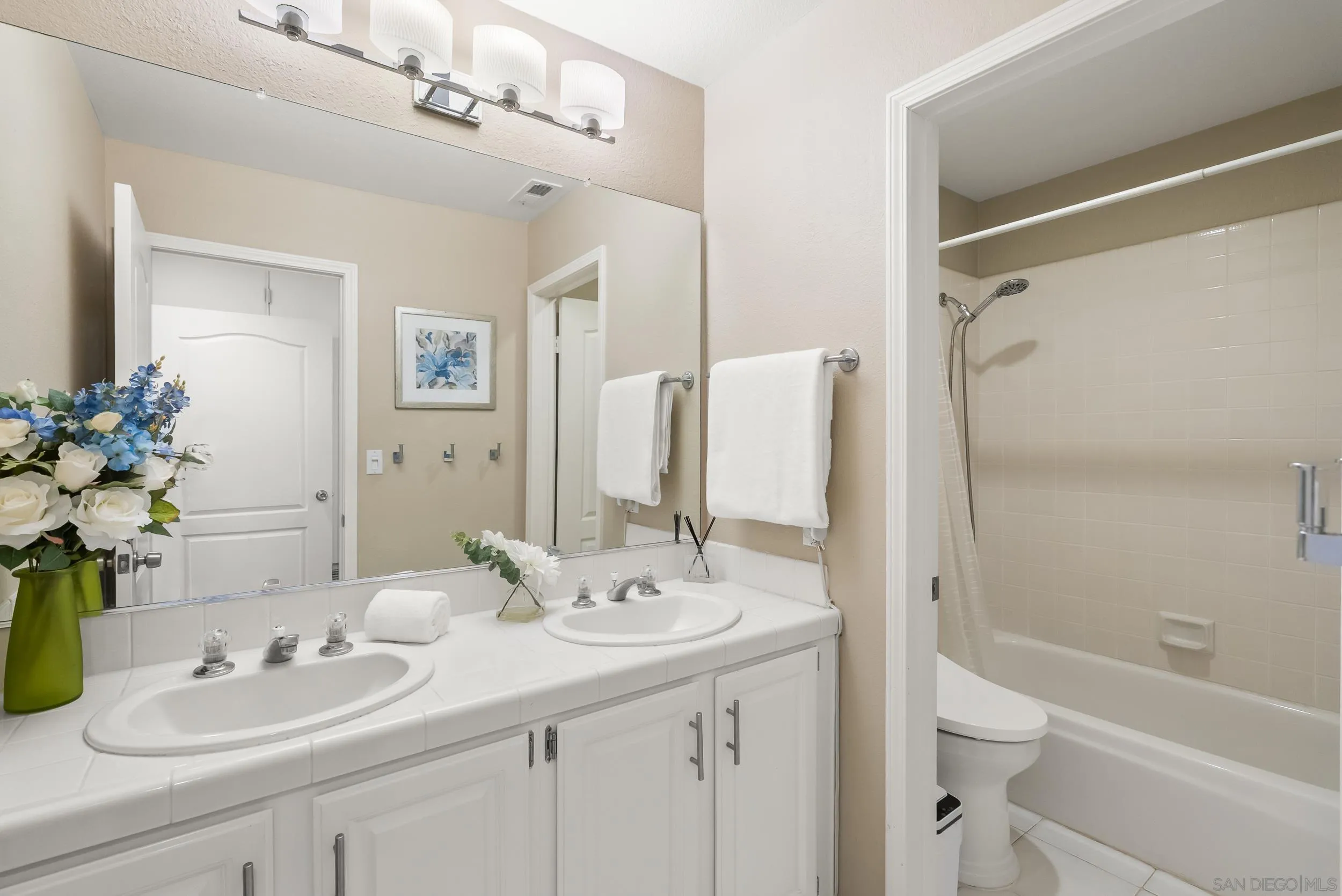 https://cdn.realtyfeed.com/cdn/127/260018388/9e023f4ff270c92ad7bddaaeca115fb3.webp