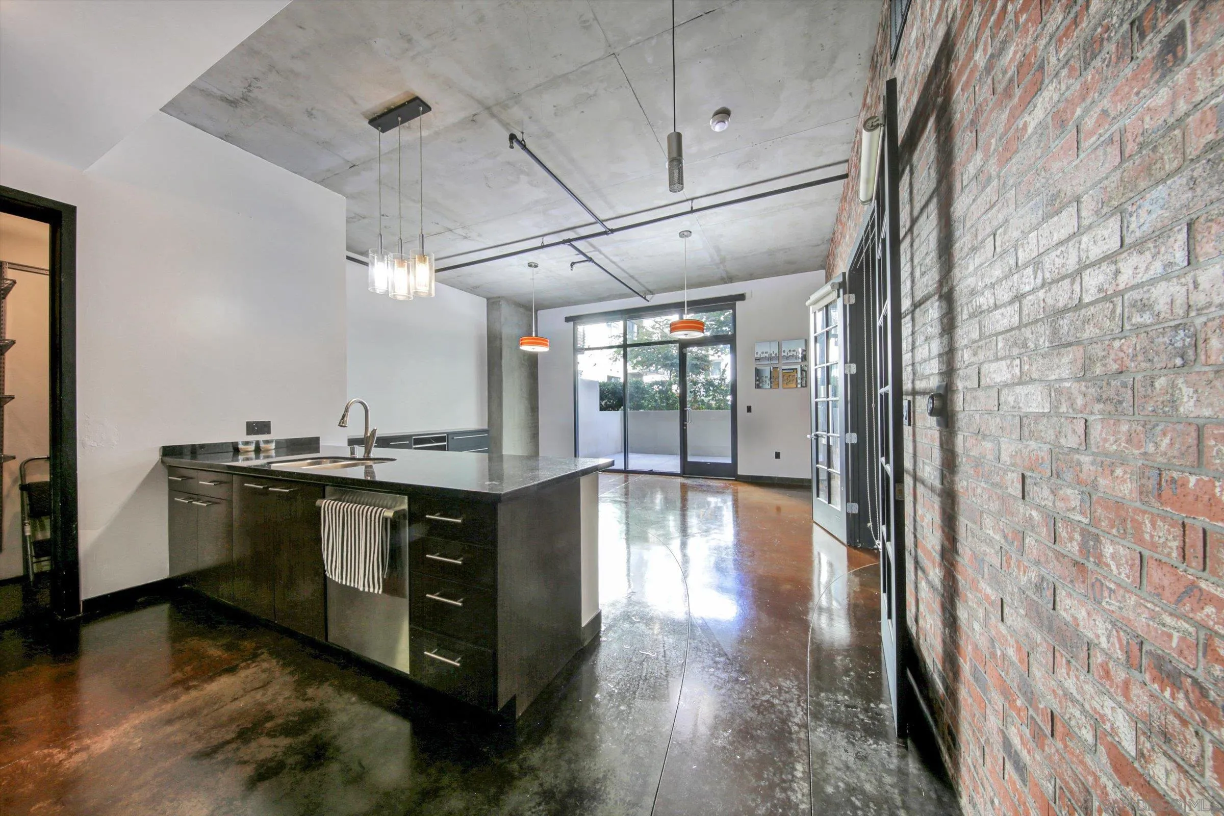 Photo #4: 260018393 Listing: Photo #4