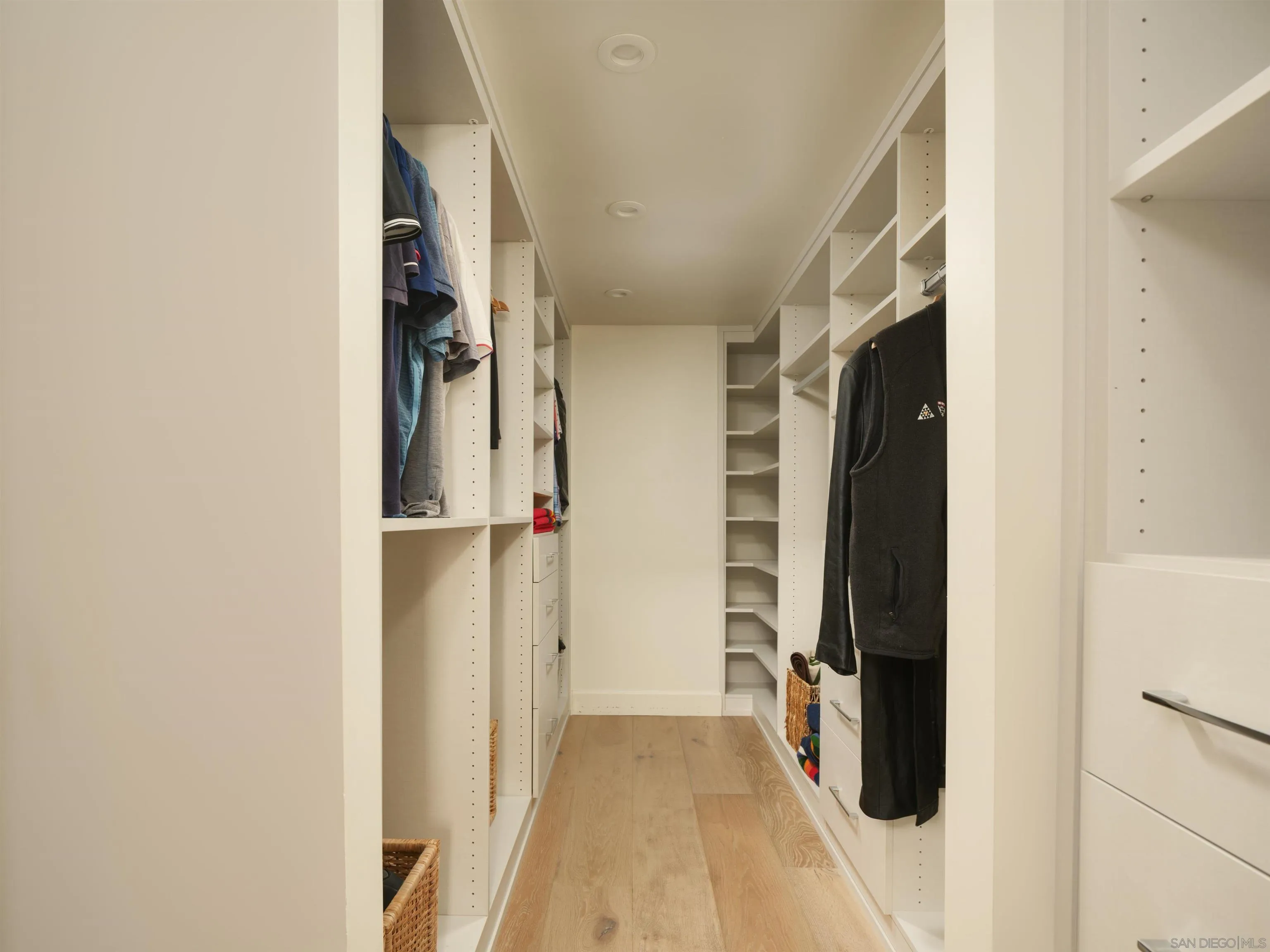 https://cdn.realtyfeed.com/cdn/127/260018396/3b62ab934fe4455a9c8b1e593fb0789b.webp