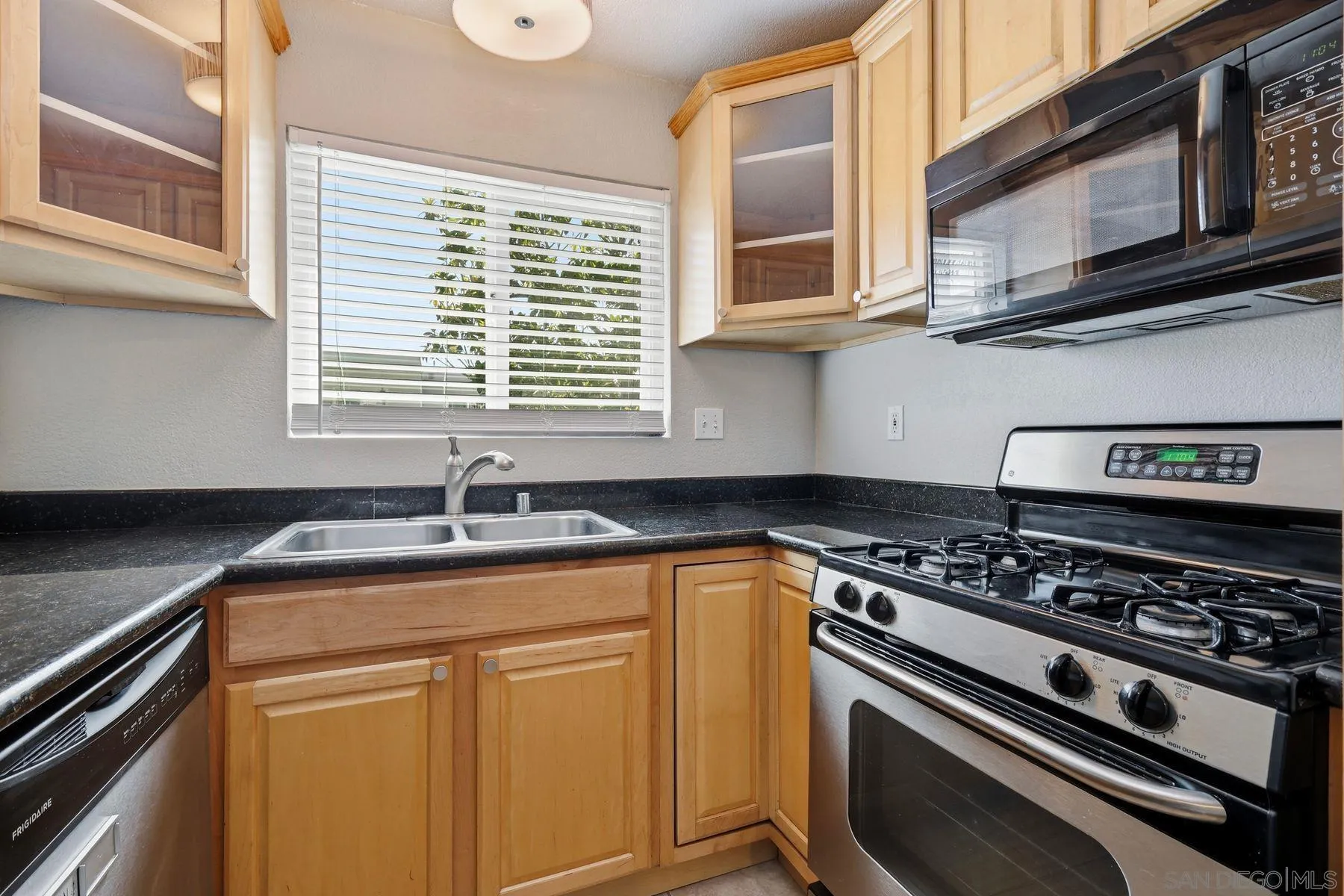 https://cdn.realtyfeed.com/cdn/127/260018412/22ea1c284a805290c6e8d098b7bbebd6.webp