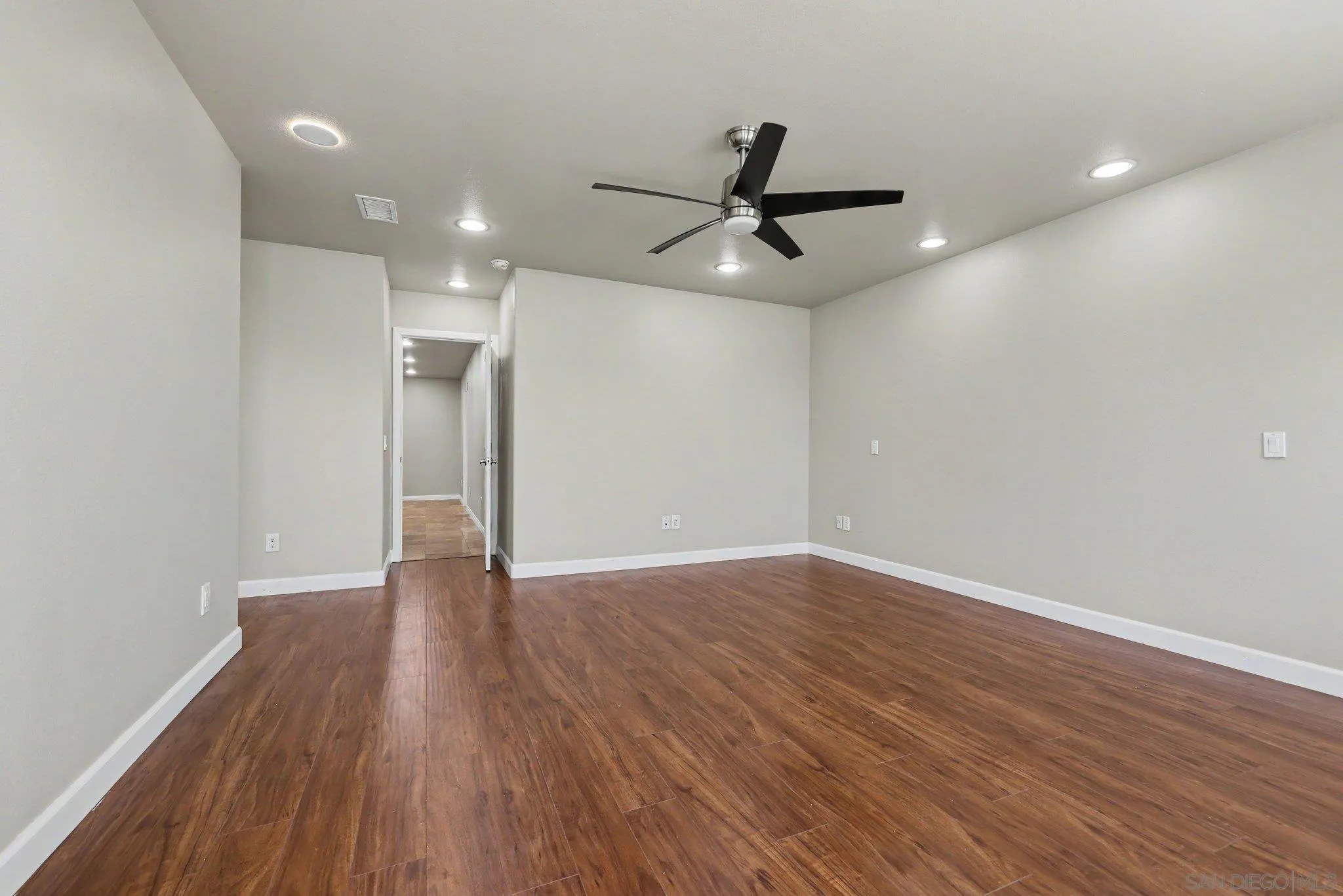 https://cdn.realtyfeed.com/cdn/127/260018415/18e45222bb576f3ddff0be7c3e39ba48.webp