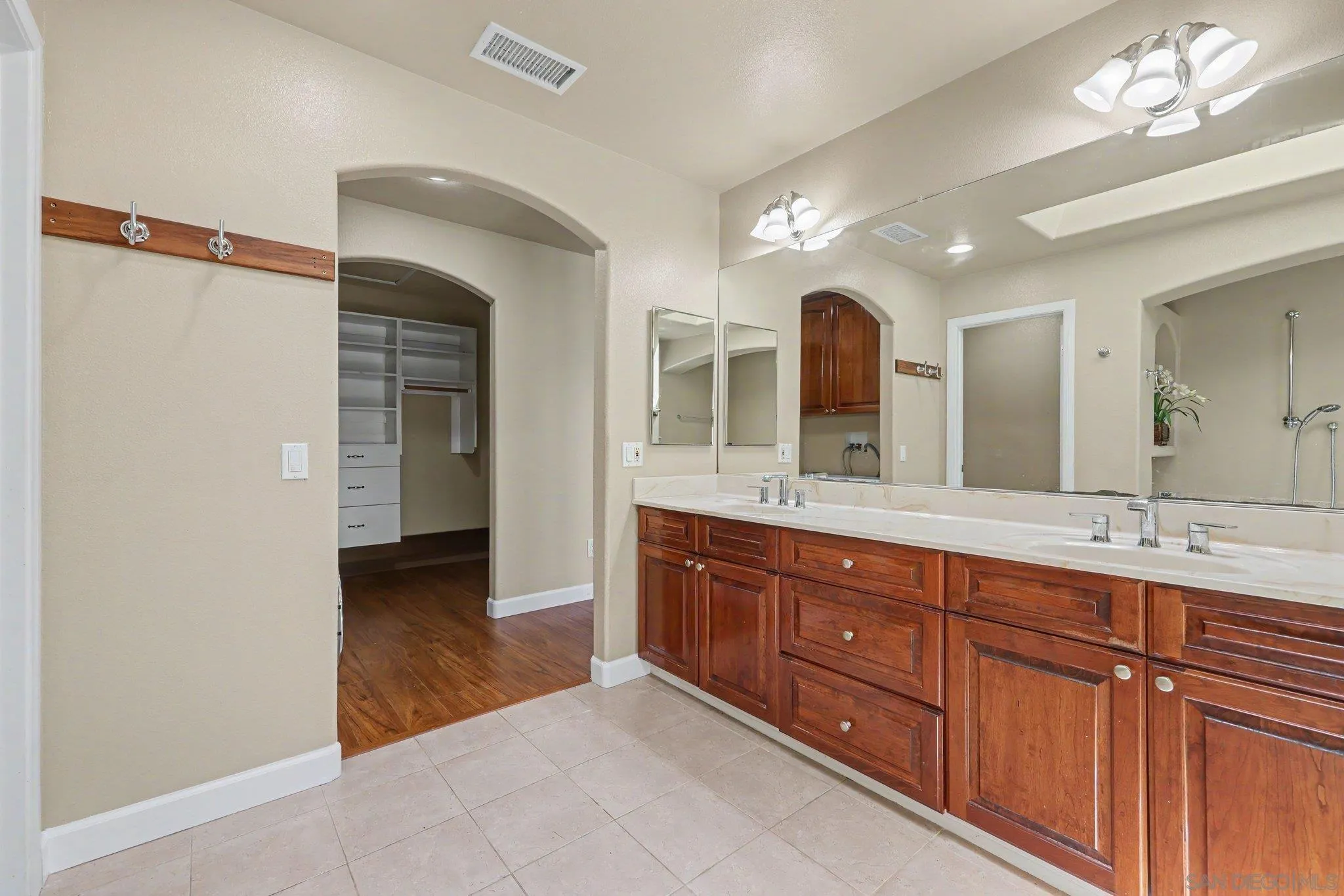 https://cdn.realtyfeed.com/cdn/127/260018415/50df9357ca1ec33bdb0f7472b8a0f0e3.webp