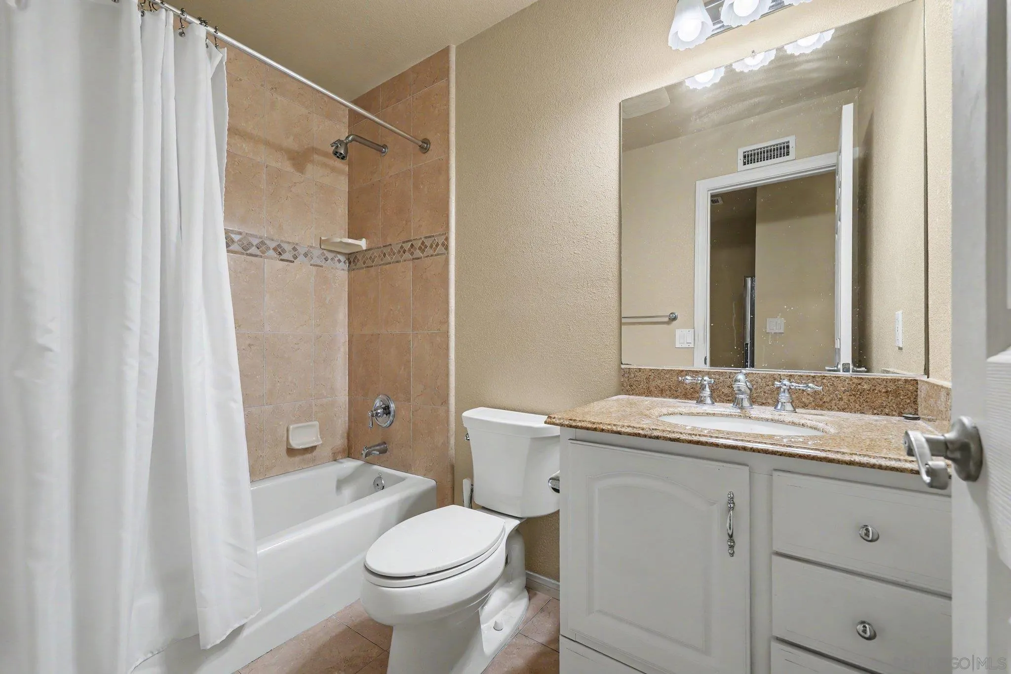 https://cdn.realtyfeed.com/cdn/127/260018415/6c55462db951f2a47b6f3c043cafc7c2.webp