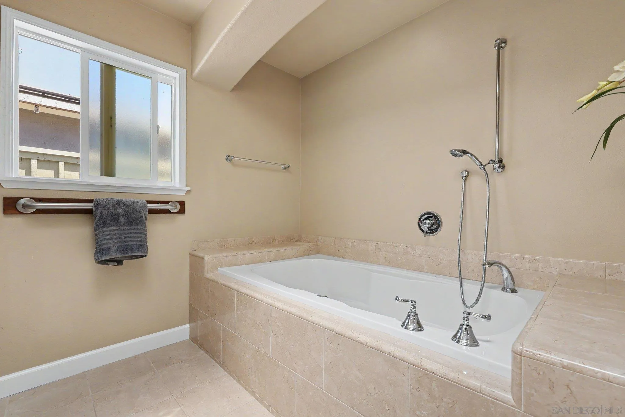 https://cdn.realtyfeed.com/cdn/127/260018415/8e560d3d28d658a4eb9b16f636e31a2b.webp