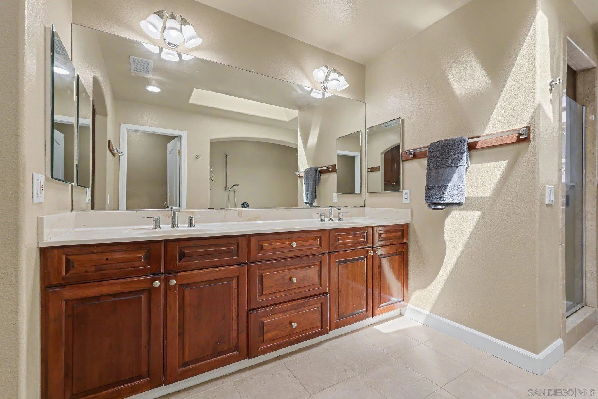 https://cdn.realtyfeed.com/cdn/127/260018415/eed694b0ced10402192898bdf69dd9fa.webp