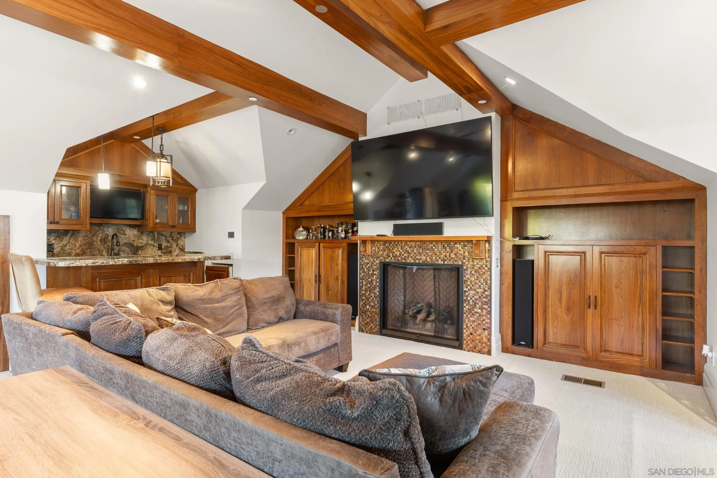https://cdn.realtyfeed.com/cdn/127/260018439/a0f7845f165d42d8a74ede2272a596dd.webp
