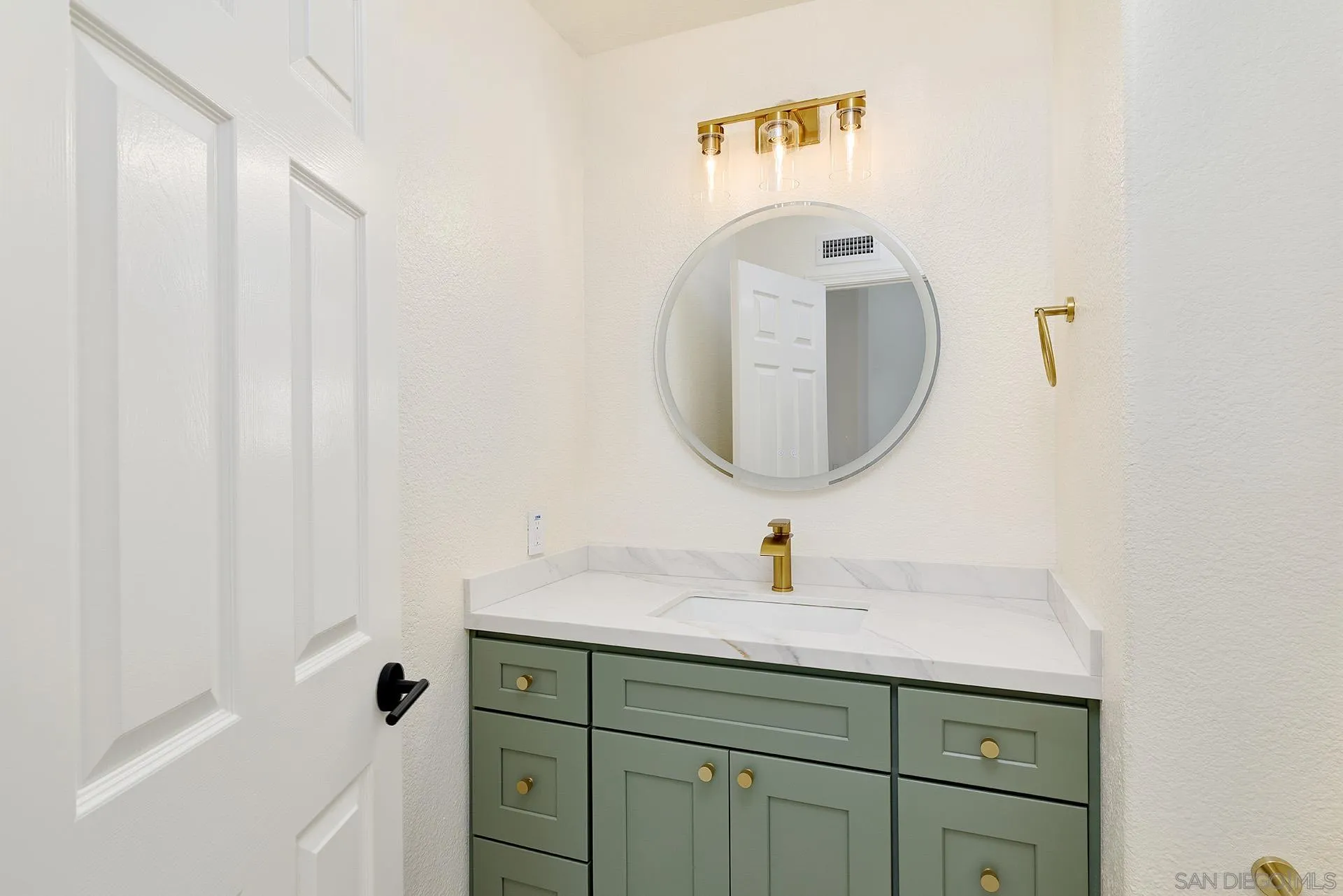 https://cdn.realtyfeed.com/cdn/127/260018447/4b36f1c3f8de3a1836cf6e57bbcdeb2a.webp