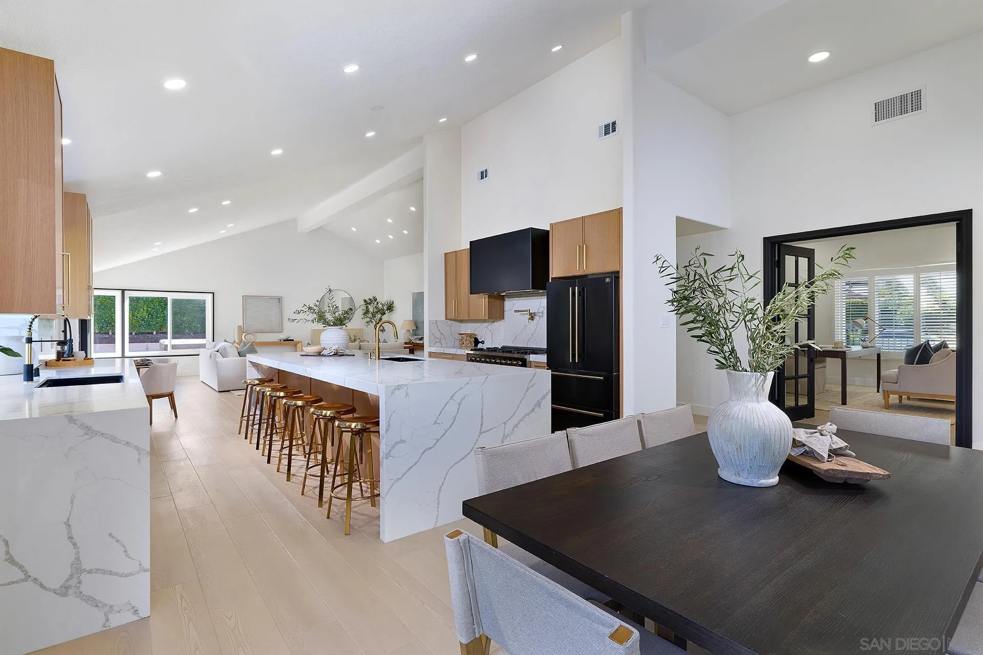 https://cdn.realtyfeed.com/cdn/127/260018447/523709a792cee54ce5ec8e08f7615584.webp