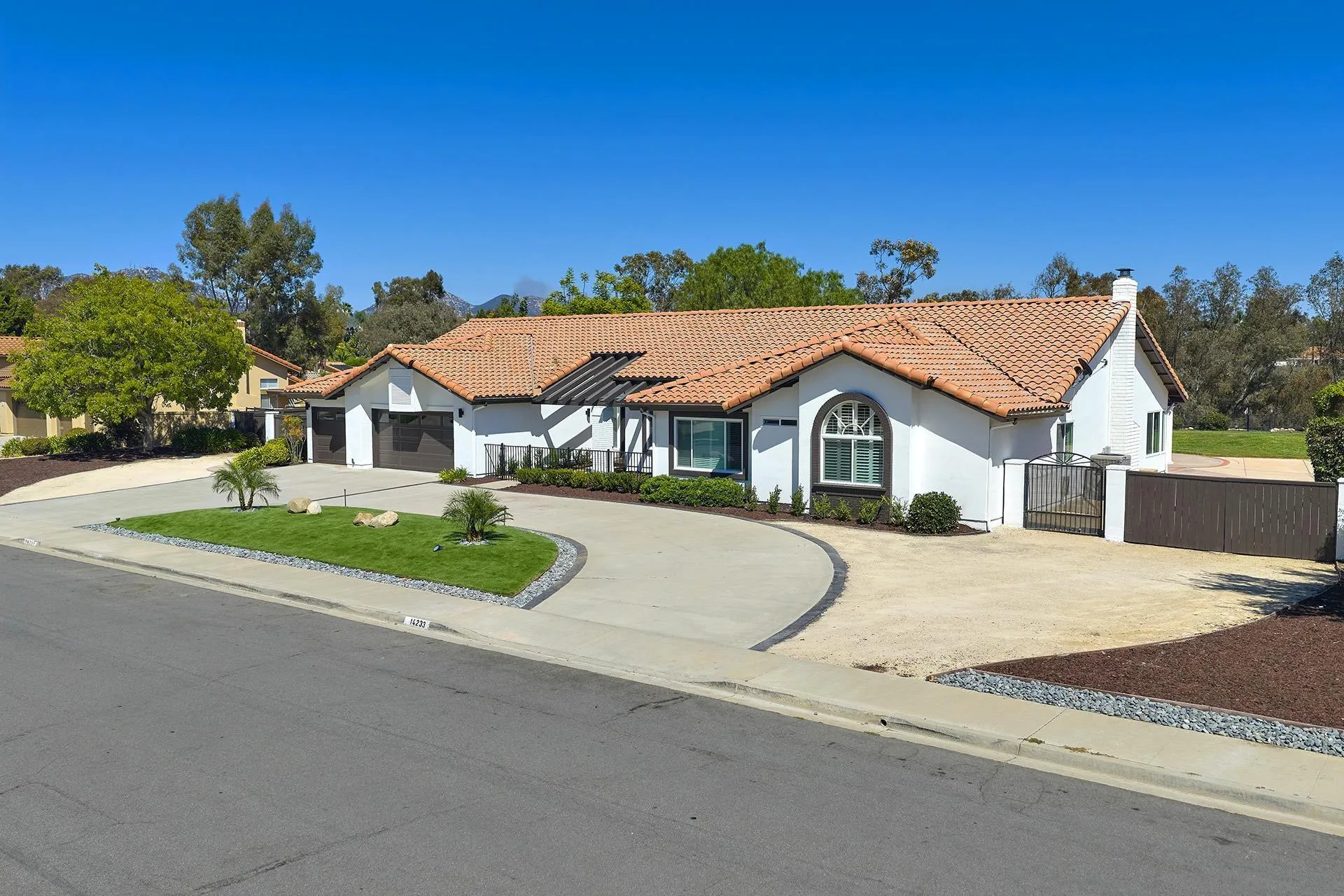 https://cdn.realtyfeed.com/cdn/127/260018447/67928a1f64388d67ad19320c07737296.webp