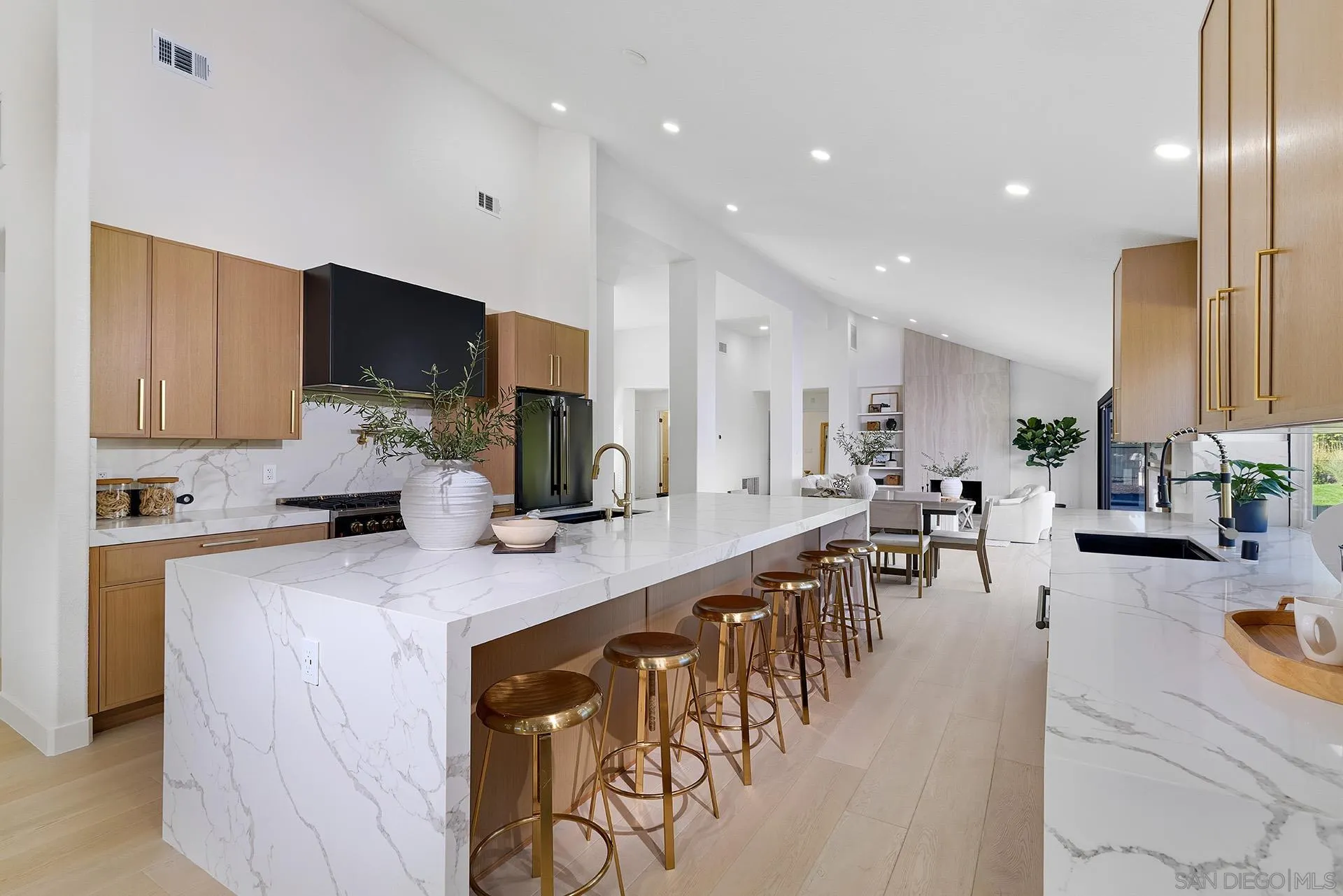 https://cdn.realtyfeed.com/cdn/127/260018447/8a0da5bee8666ff65b04aa01d0600dfd.webp