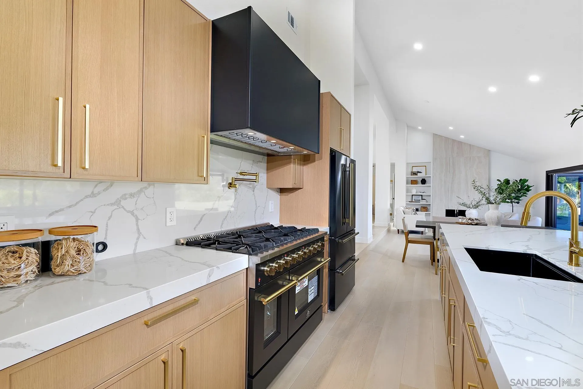 https://cdn.realtyfeed.com/cdn/127/260018447/8e9a0f5412633d277c4952aa3e851d77.webp