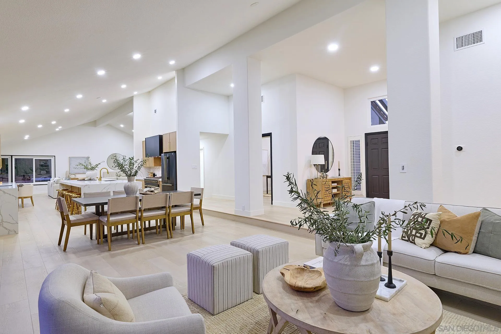 https://cdn.realtyfeed.com/cdn/127/260018447/c218cf1454ac38e653078adffb4bd516.webp