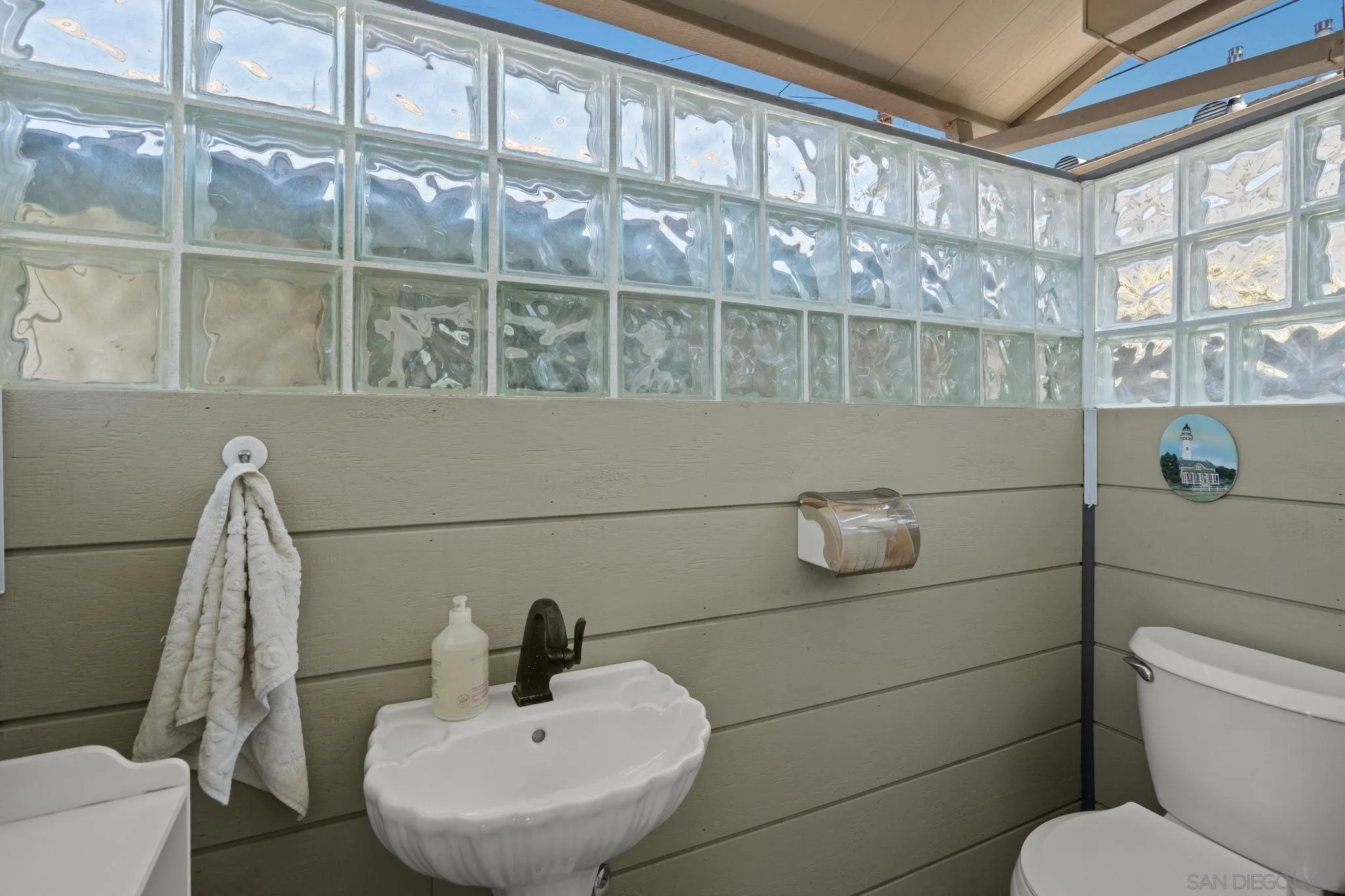 https://cdn.realtyfeed.com/cdn/127/260018454/3d99f2c6da2871aeeff31a21efe6a05e.webp