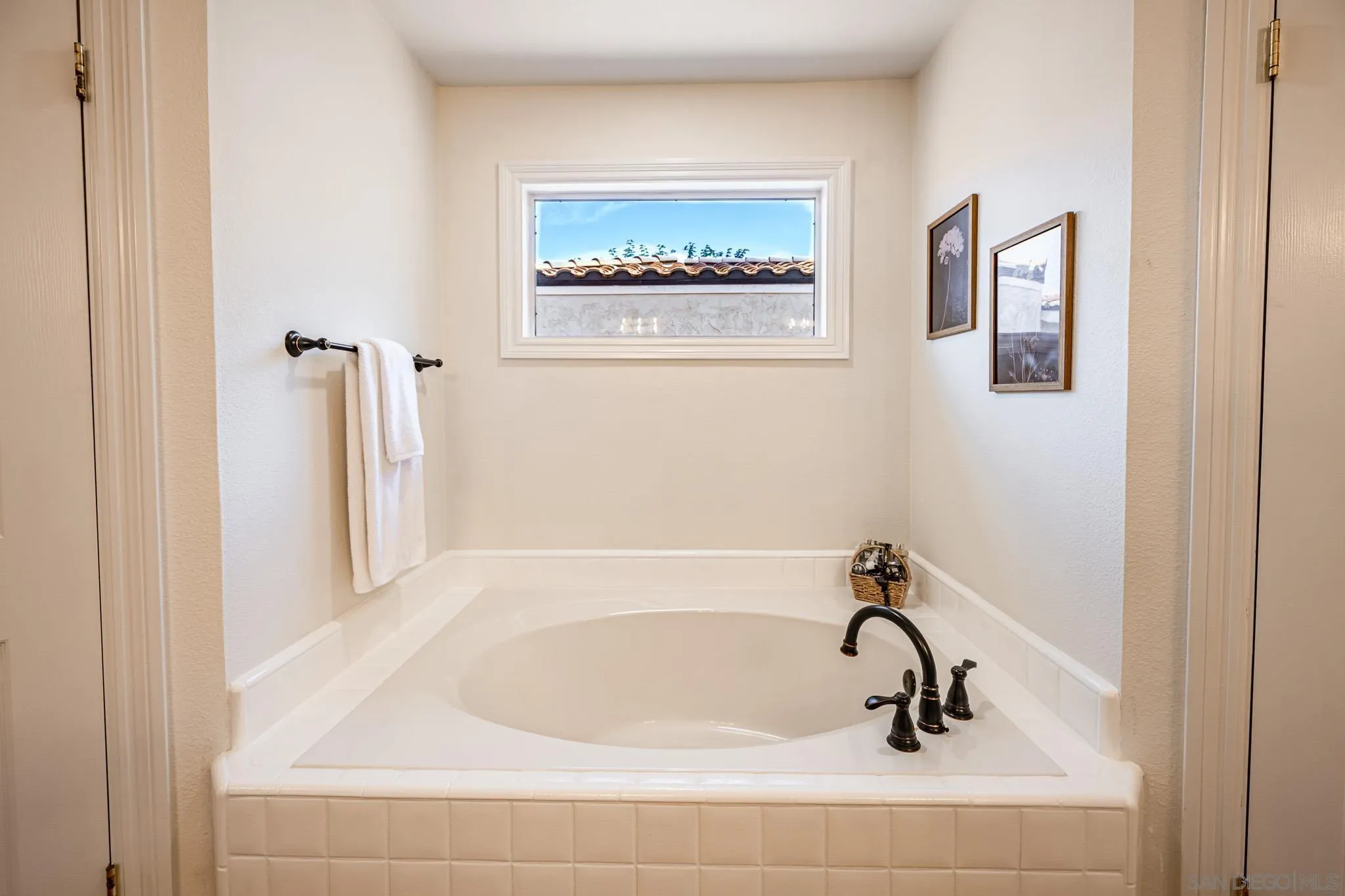 https://cdn.realtyfeed.com/cdn/127/260018471/12cba1dc6aa6825b88d3d579eaae589d.webp