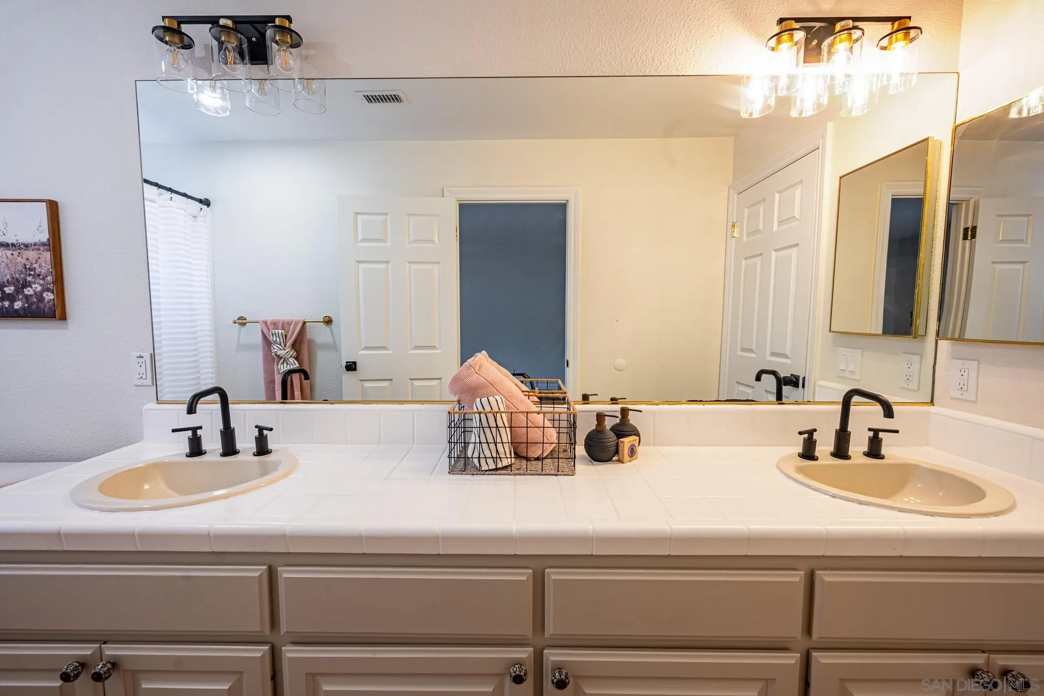 https://cdn.realtyfeed.com/cdn/127/260018471/8ad52b9744782f1202ca1c03346f050f.webp