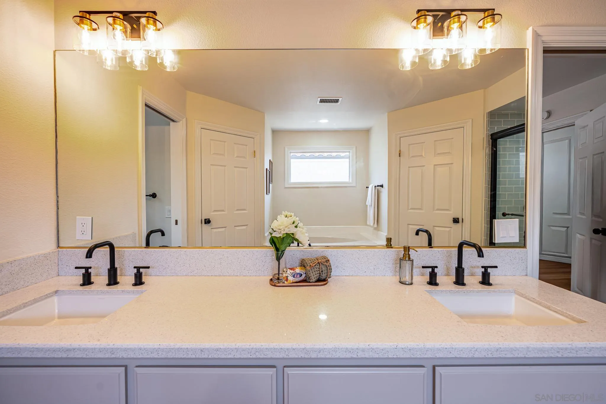 https://cdn.realtyfeed.com/cdn/127/260018471/98ad78368e7d9483395688a3aa414b76.webp