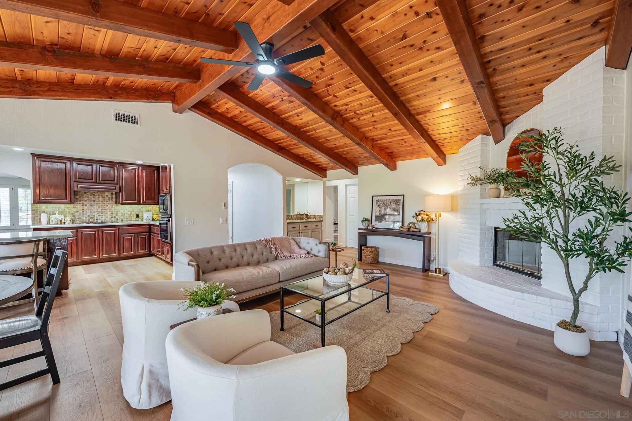 https://cdn.realtyfeed.com/cdn/127/260018471/ce27f32562fd15edd22057b8b2fe6385.webp