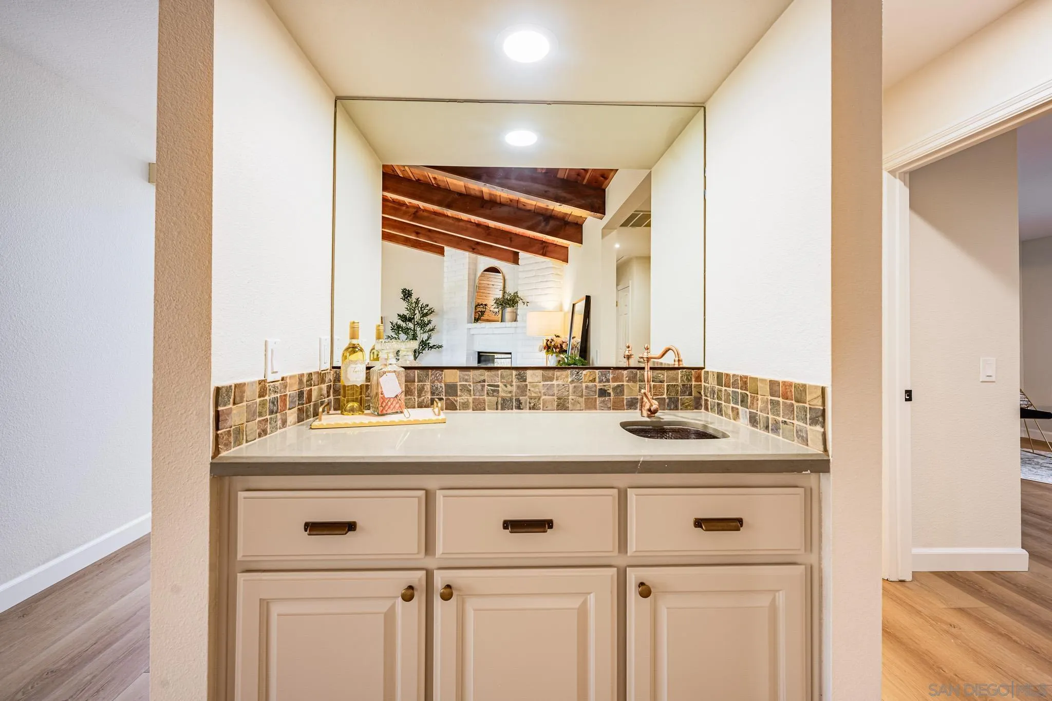 https://cdn.realtyfeed.com/cdn/127/260018471/ceda01ce42956f70ab26f7a3c7c7a2db.webp