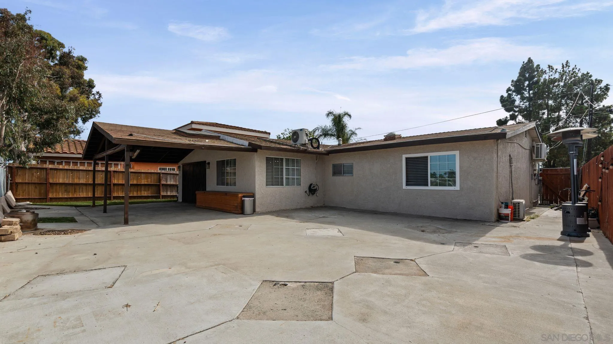 https://cdn.realtyfeed.com/cdn/127/260018472/67a292f39093563466e303943b00a2ca.webp