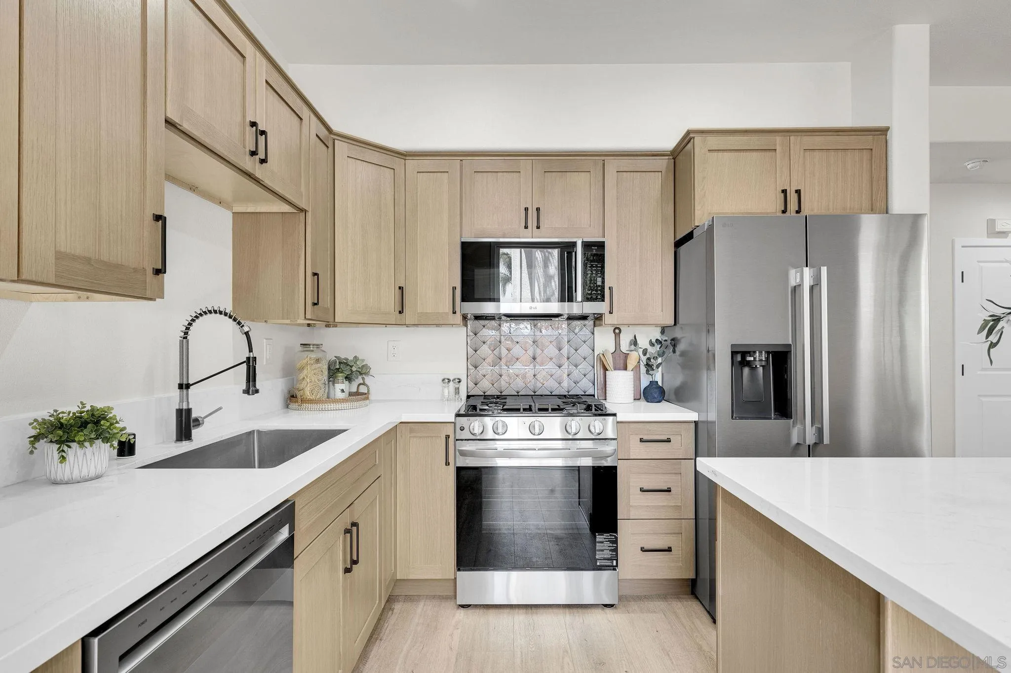 https://cdn.realtyfeed.com/cdn/127/260018474/8e3c3caa0a57bd0ef2c88cb4bd801f8d.webp