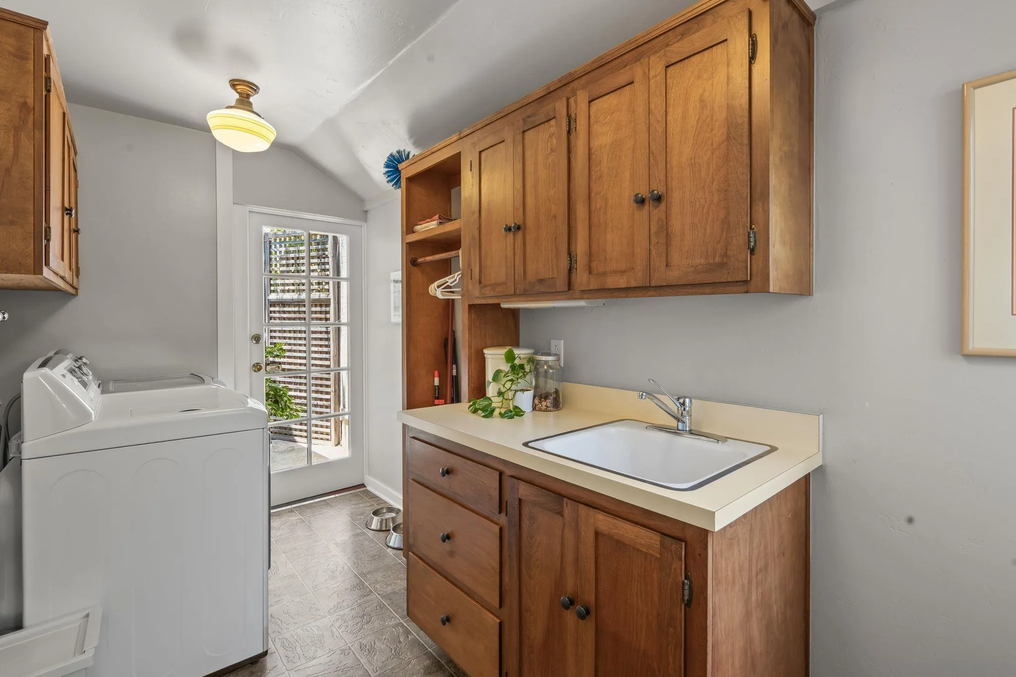 https://cdn.realtyfeed.com/cdn/127/260018482/14b38fa0752e4249aa0ff077f95a79cf.webp