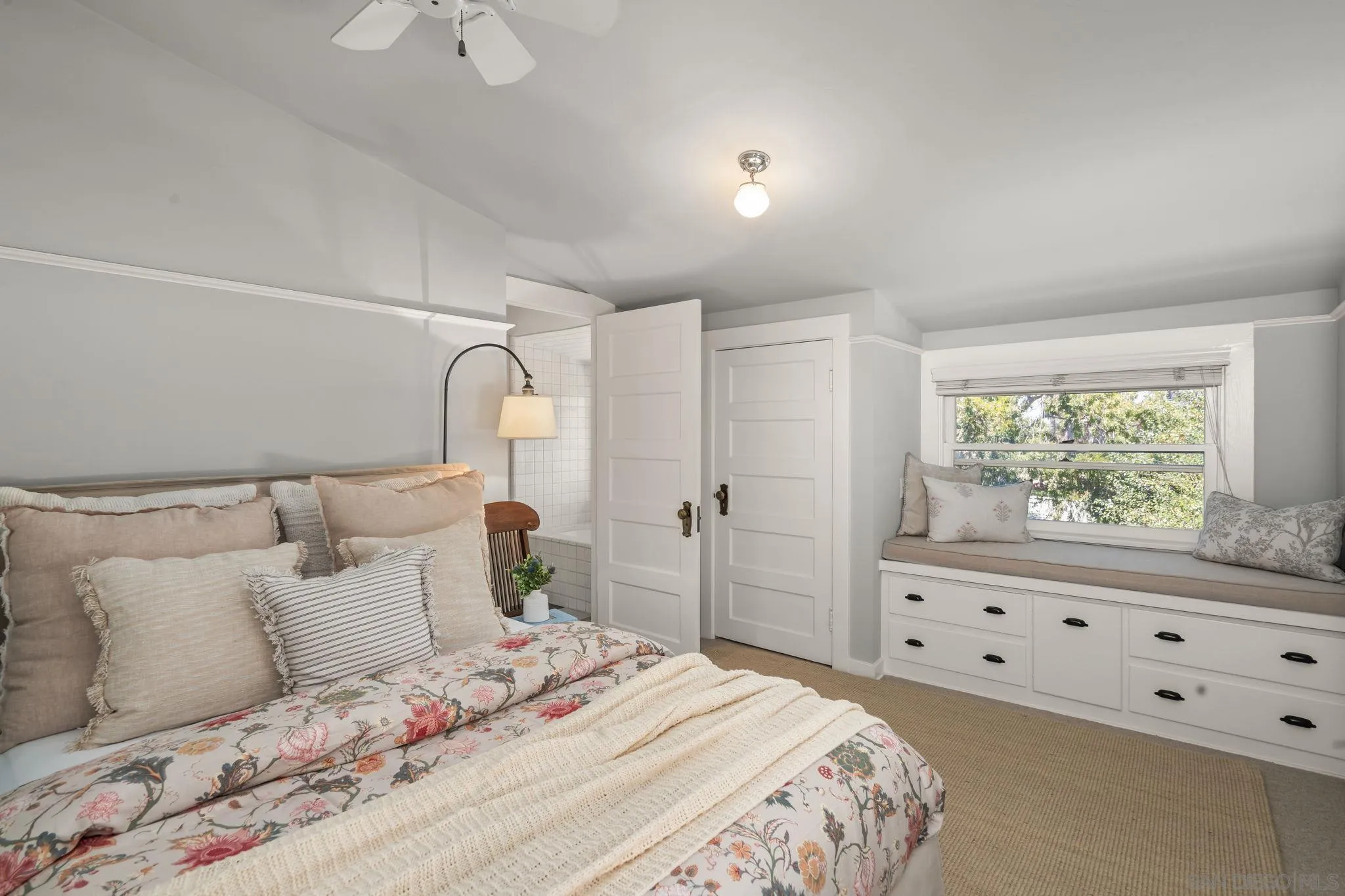 https://cdn.realtyfeed.com/cdn/127/260018482/62454a92c7eff1033e7ed3b3252f05bf.webp
