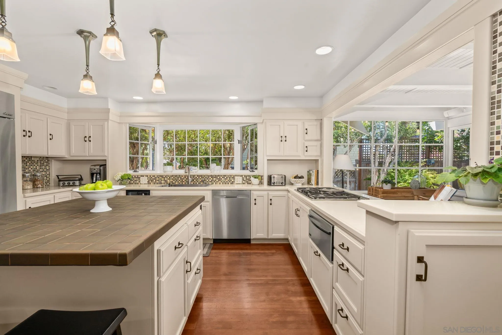https://cdn.realtyfeed.com/cdn/127/260018482/6ccbe969b74cbb538b62653c519d73e8.webp