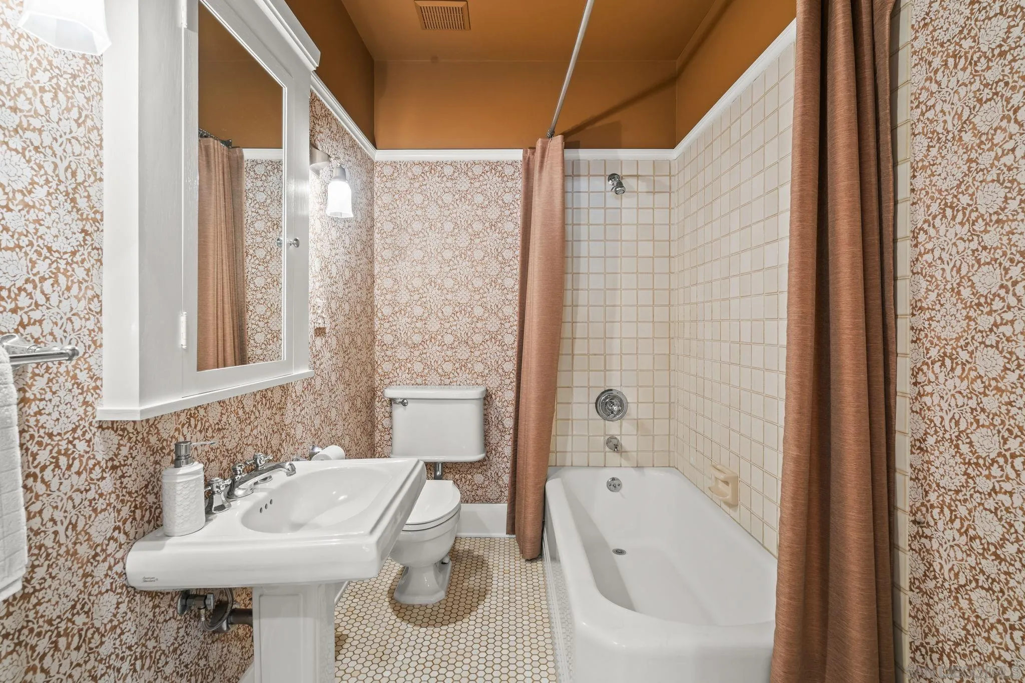 https://cdn.realtyfeed.com/cdn/127/260018482/c7eb31156a3d2c739758afd019d64cc2.webp
