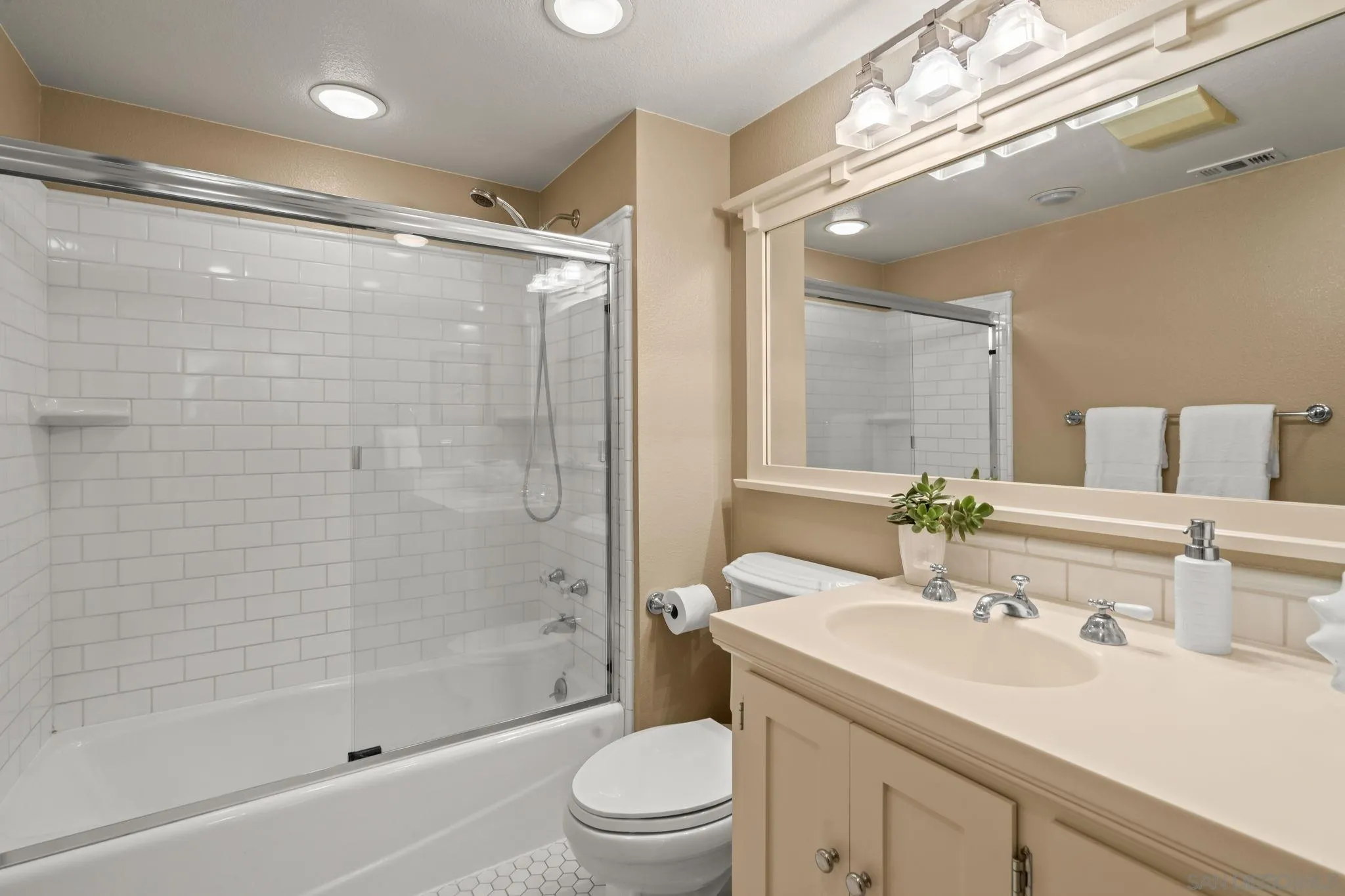 https://cdn.realtyfeed.com/cdn/127/260018482/f4d517ff77afba292782393f4a850818.webp
