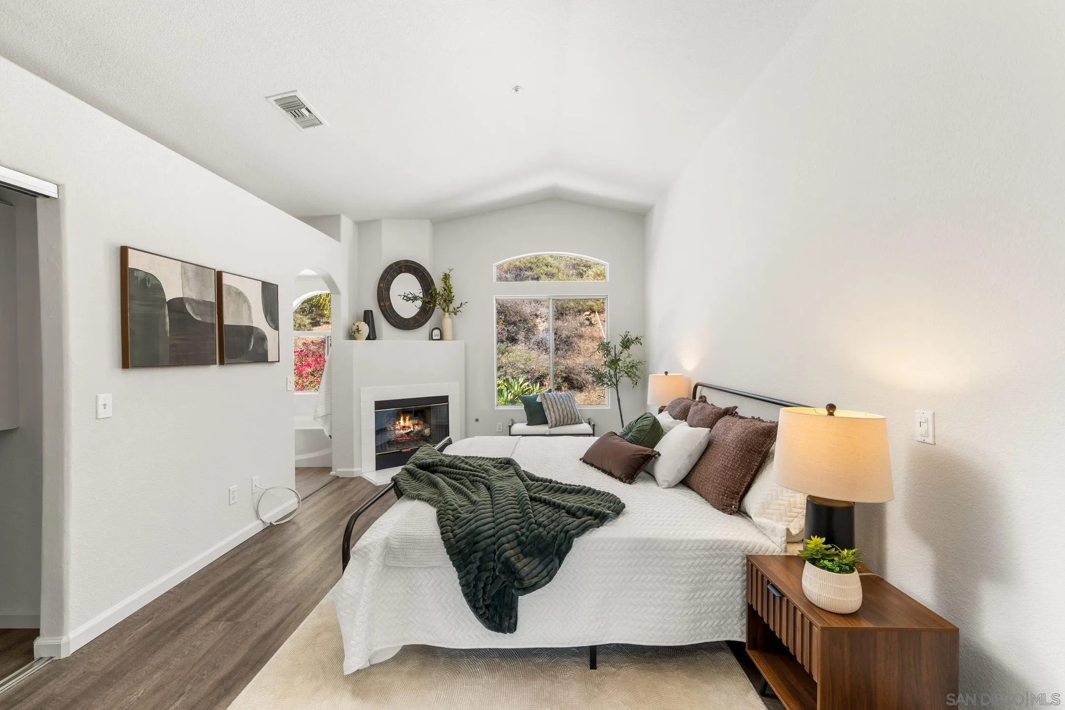 https://cdn.realtyfeed.com/cdn/127/260018494/cf7dc9ff94c544950cab66acd7c55dc6.webp