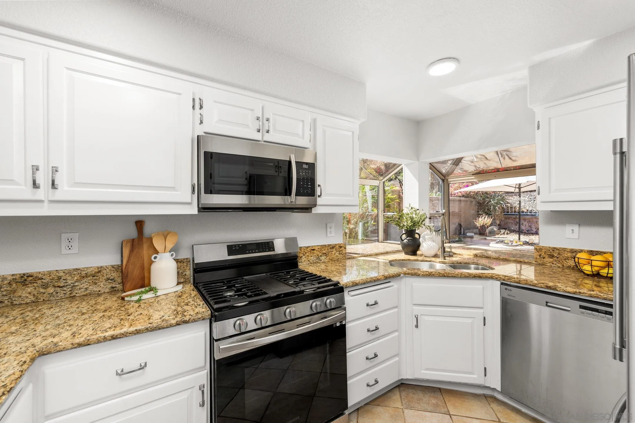 https://cdn.realtyfeed.com/cdn/127/260018494/ebc540159db963905c0751ee6175a41b.webp