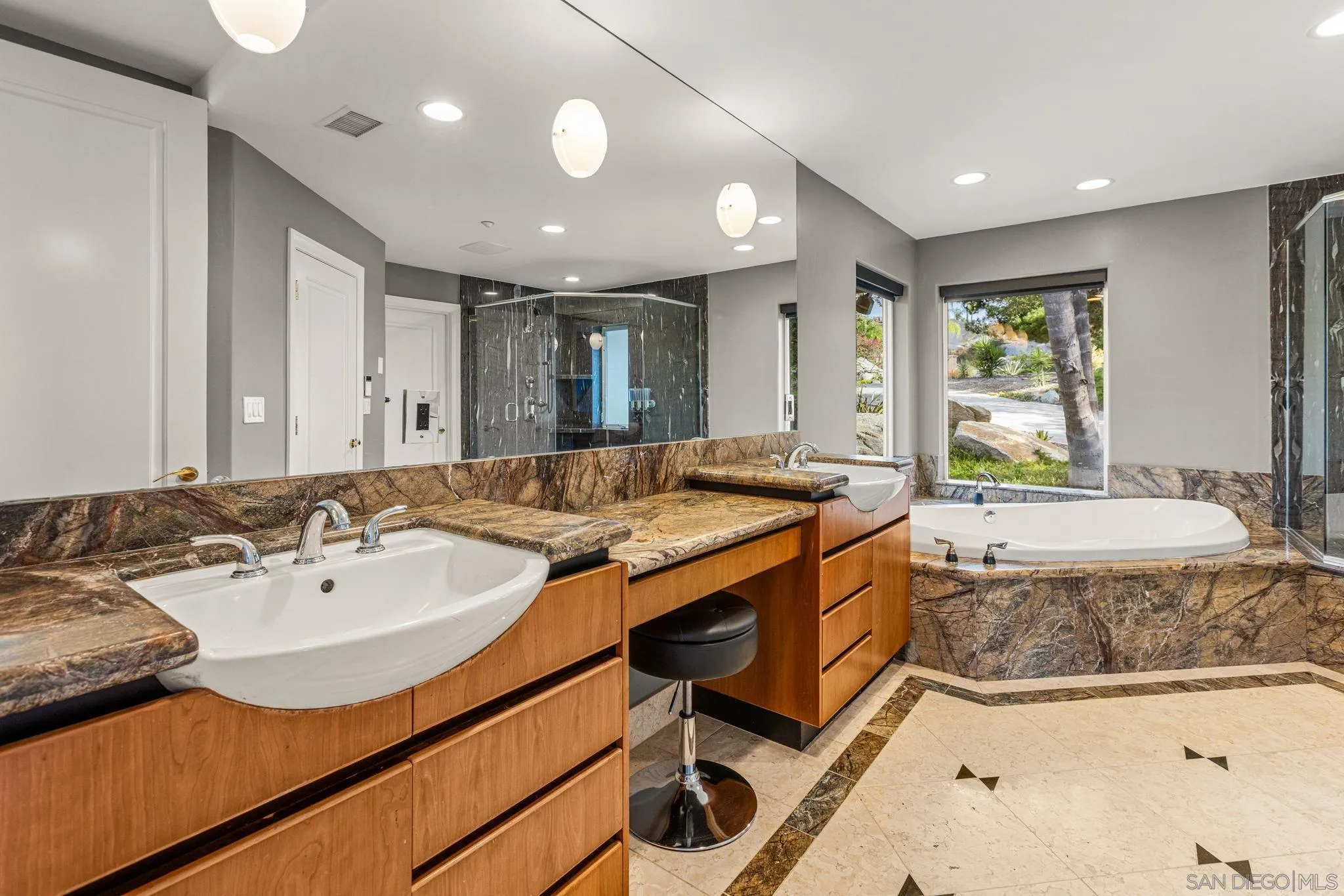 https://cdn.realtyfeed.com/cdn/127/260018500/c398cd1836bccb875757f2ecc929ab33.webp