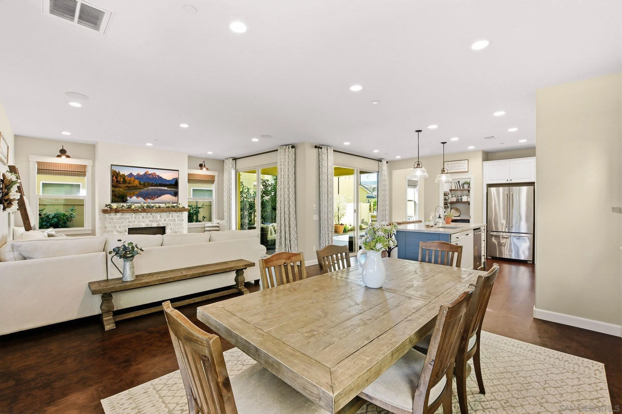 https://cdn.realtyfeed.com/cdn/127/260018501/a8877590b9a13c31c7c8f33a95df9c04.webp