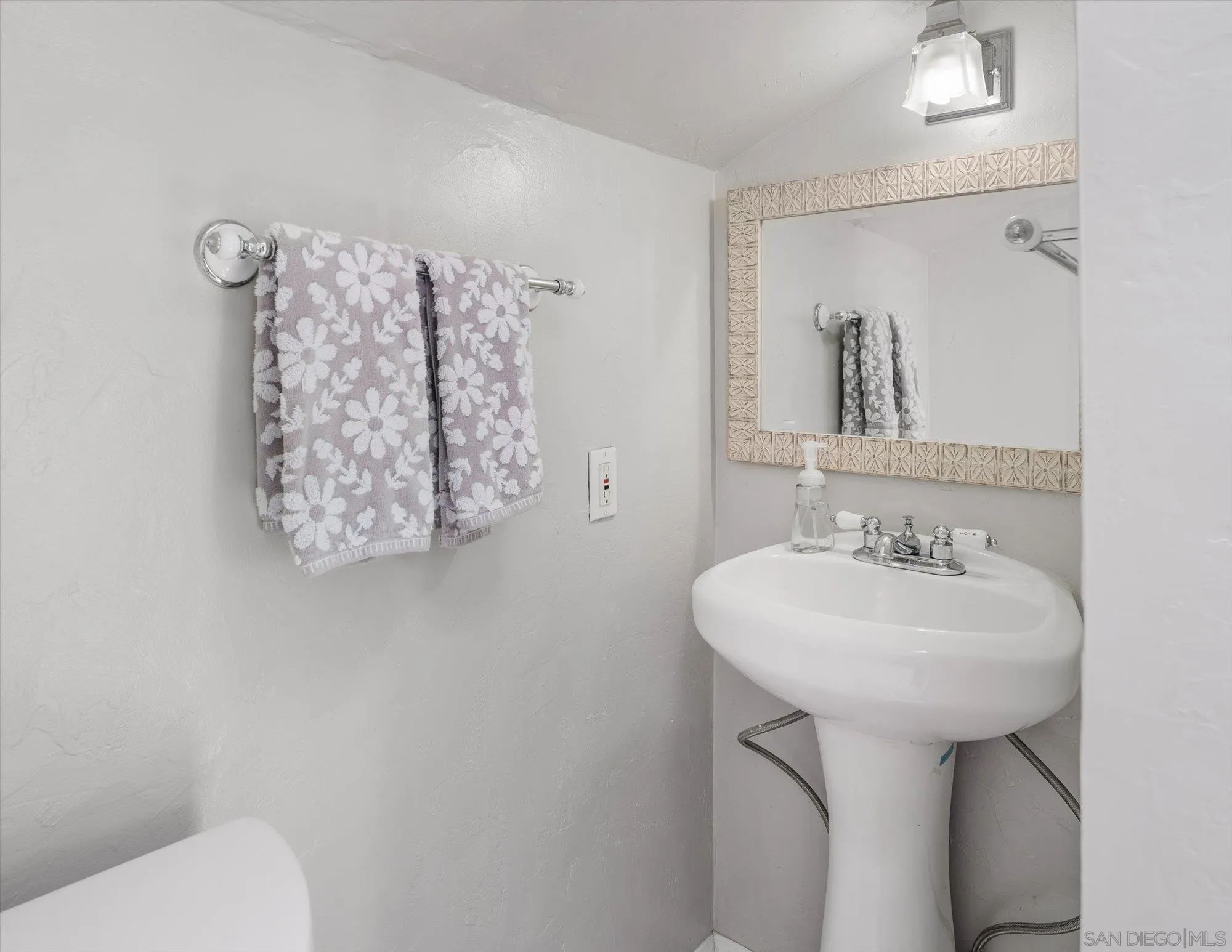 https://cdn.realtyfeed.com/cdn/127/260018502/5bdafffd24a18c615a2f3c67367122b9.webp