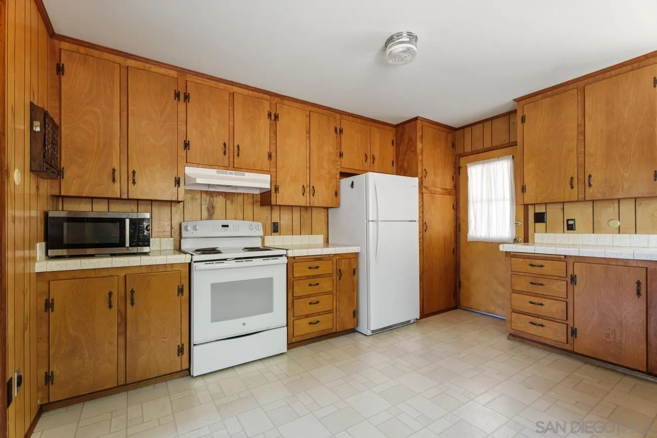 https://cdn.realtyfeed.com/cdn/127/260018507/81aa7874c83a49446684c65ef97ced19.webp