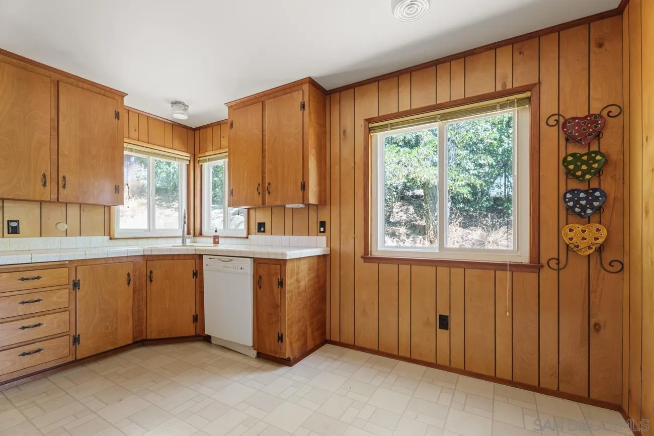 https://cdn.realtyfeed.com/cdn/127/260018507/8bb48e4d570d782aca8dbeadd21c7806.webp