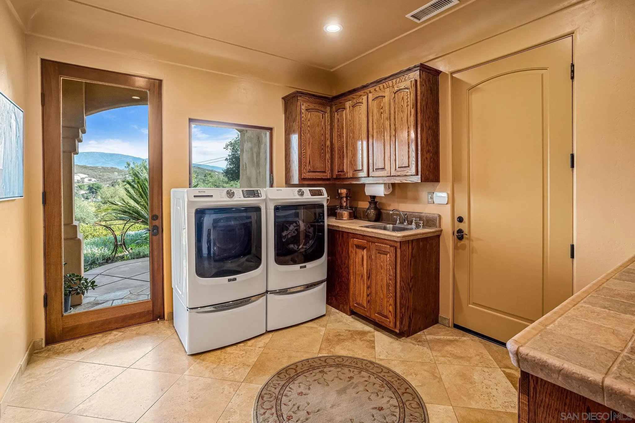 https://cdn.realtyfeed.com/cdn/127/260018511/7161418ca8d83f918d707ed8fa90e1ab.webp
