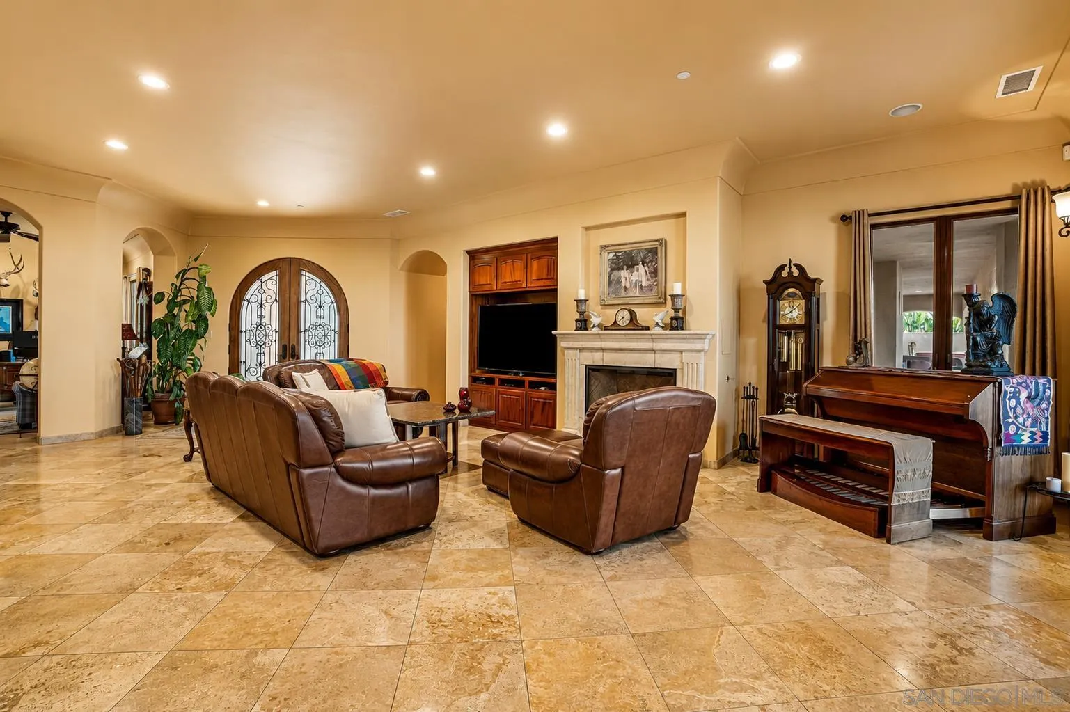 https://cdn.realtyfeed.com/cdn/127/260018511/7d52aec49a72d22aa14b3cb017aad0d2.webp