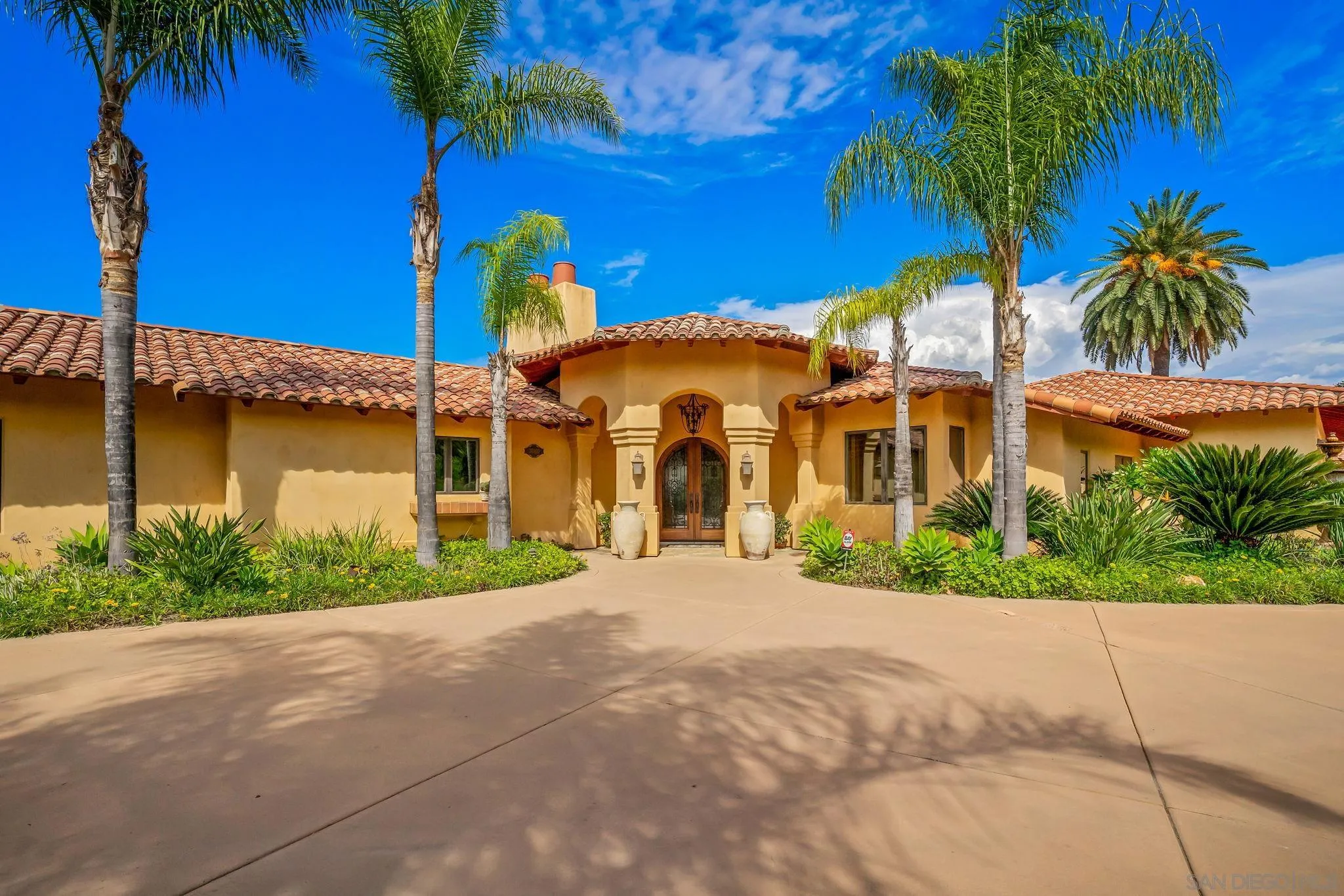 https://cdn.realtyfeed.com/cdn/127/260018511/8f08195fcf33bae7bacdb104181b6fa9.webp