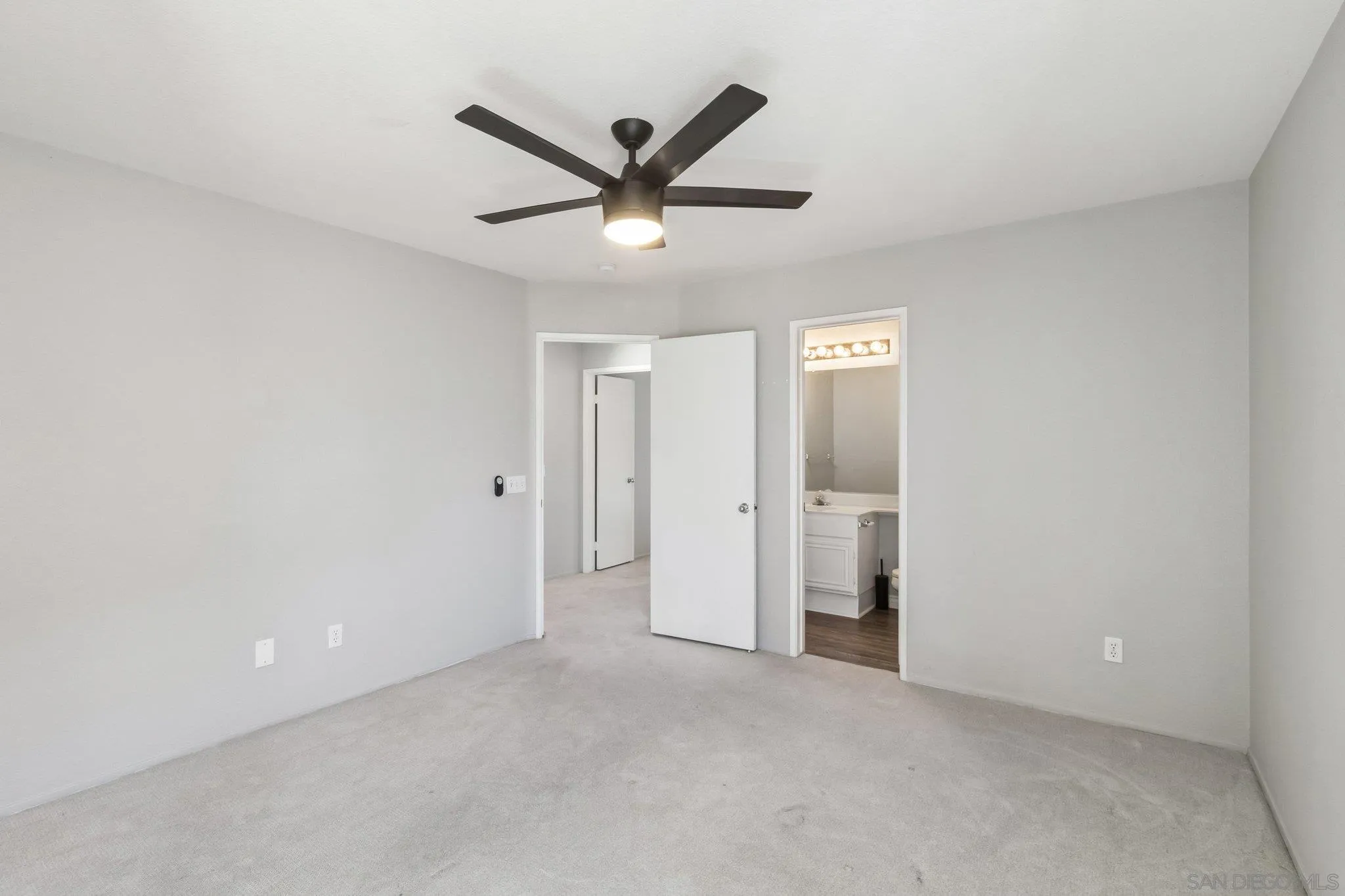 https://cdn.realtyfeed.com/cdn/127/260018515/b0f07d936377f07e8ef29e811892e637.webp