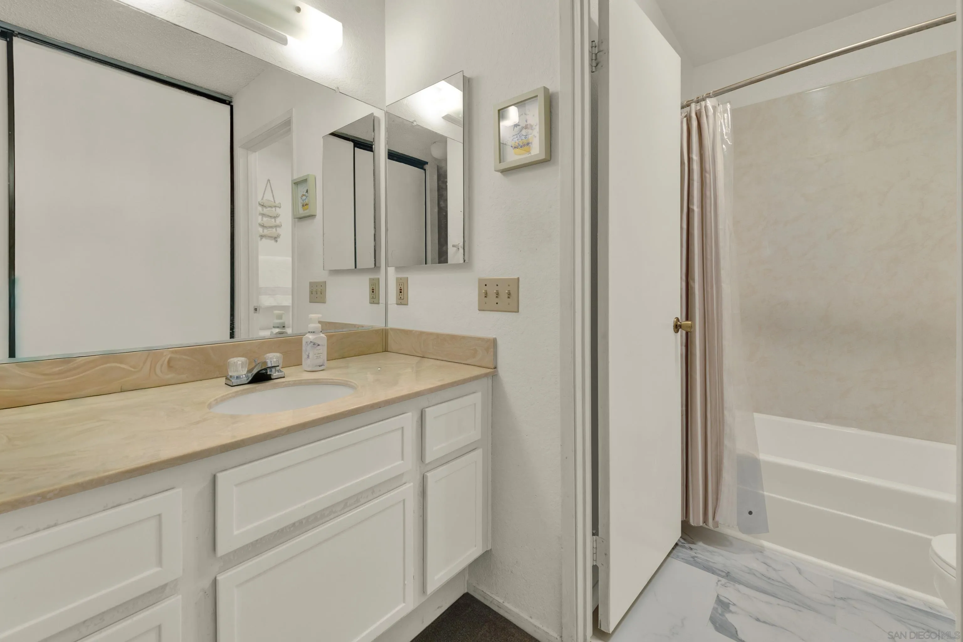 https://cdn.realtyfeed.com/cdn/127/260018540/b7a2eeb2369e5030bb6ac1af40981db9.webp