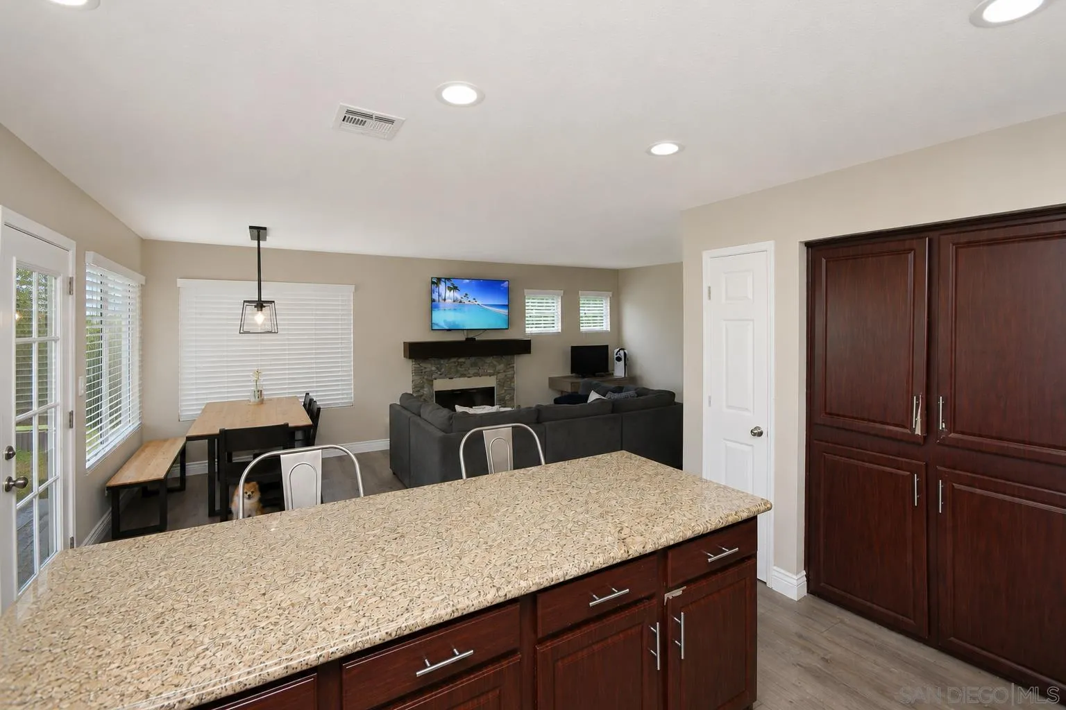 https://cdn.realtyfeed.com/cdn/127/260018541/1e2e82e142973c5b62eb28f2f0e5ca4c.webp