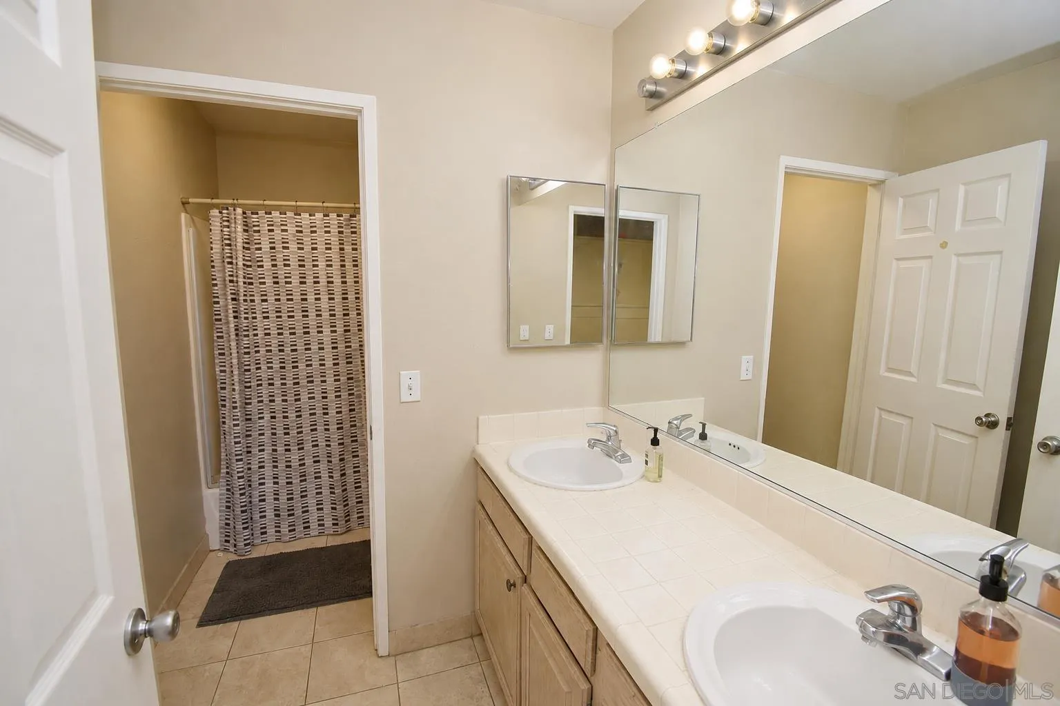 https://cdn.realtyfeed.com/cdn/127/260018541/36eab103277d267dbf67060decc51f31.webp