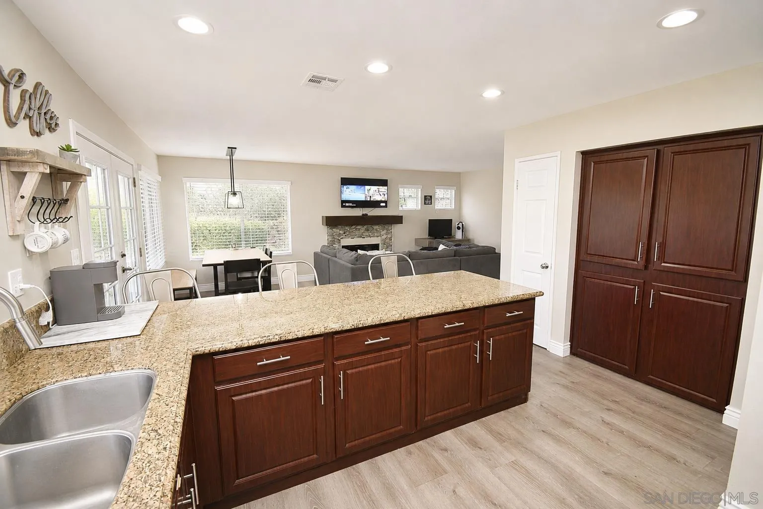 https://cdn.realtyfeed.com/cdn/127/260018541/c9bb8f0f7a94957d0a3a2018f0eed443.webp