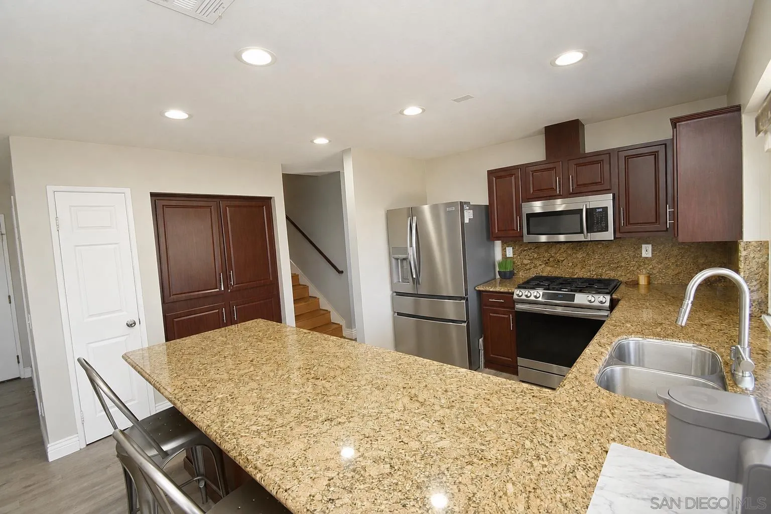 https://cdn.realtyfeed.com/cdn/127/260018541/ebc93e45e296e47448658172b0d1503c.webp