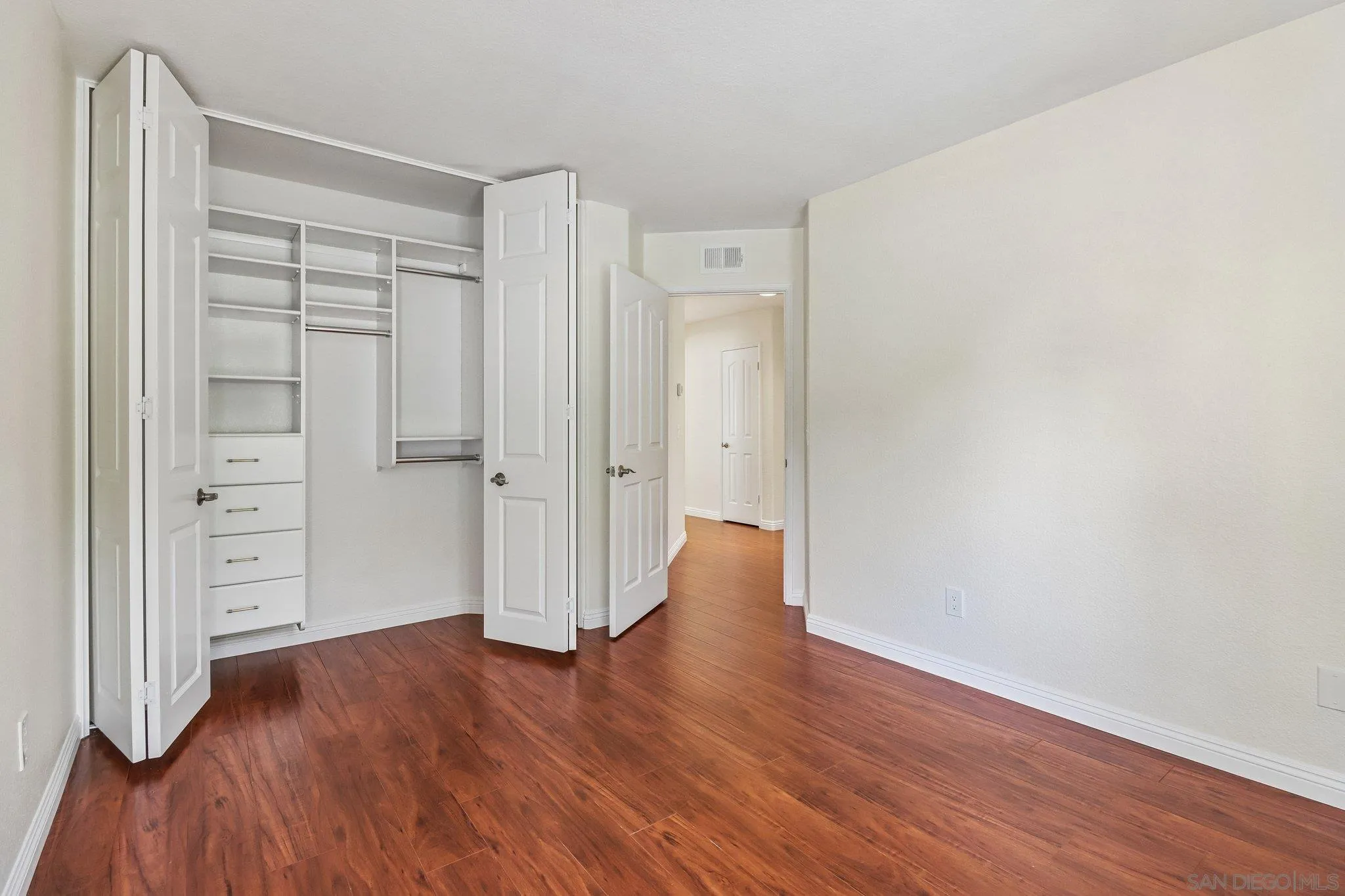 https://cdn.realtyfeed.com/cdn/127/260018562/0c9153e152b8579ae80e2dd996613f28.webp