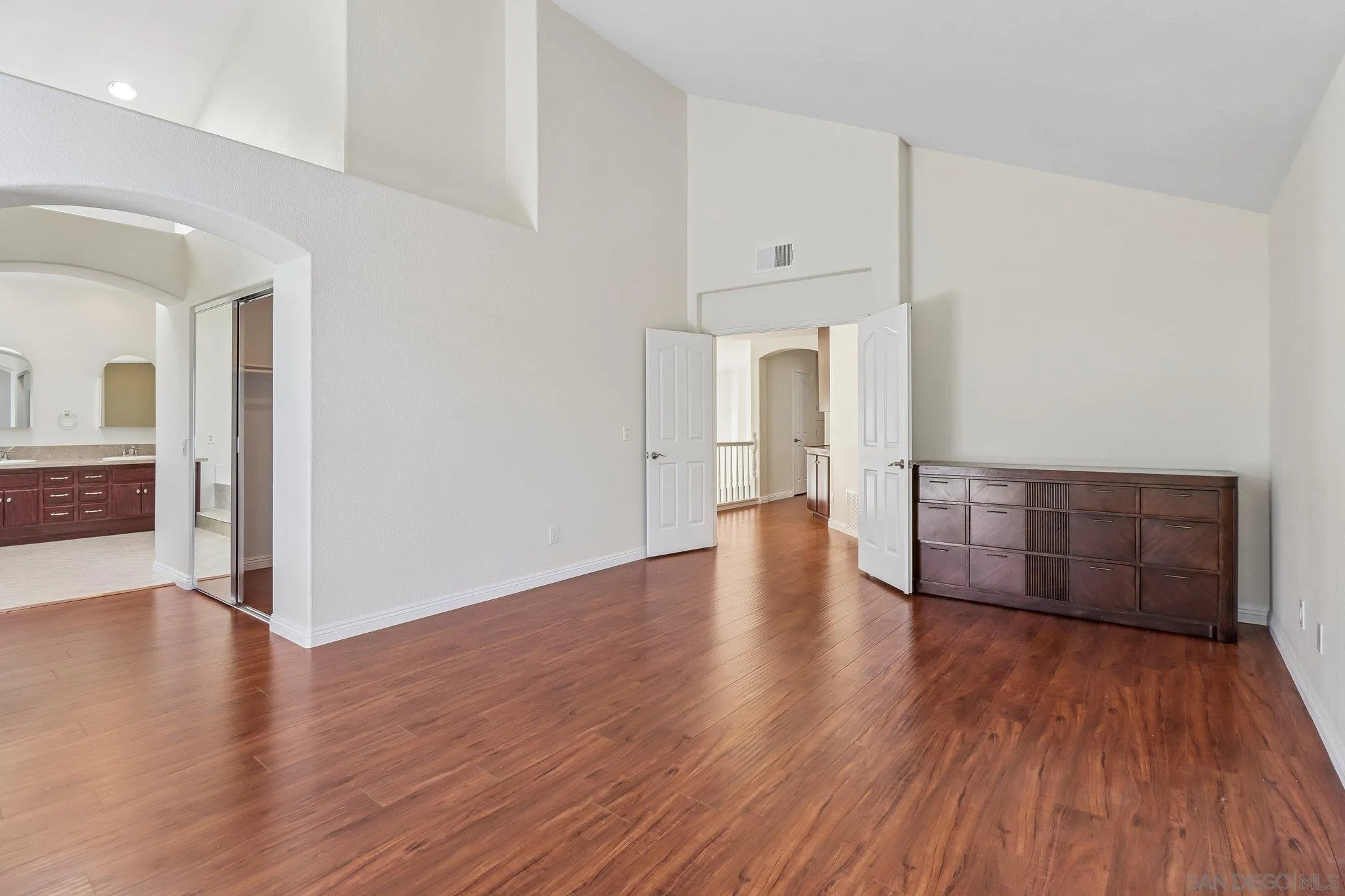 https://cdn.realtyfeed.com/cdn/127/260018562/532204924cfd8586a3277f81440f401a.webp