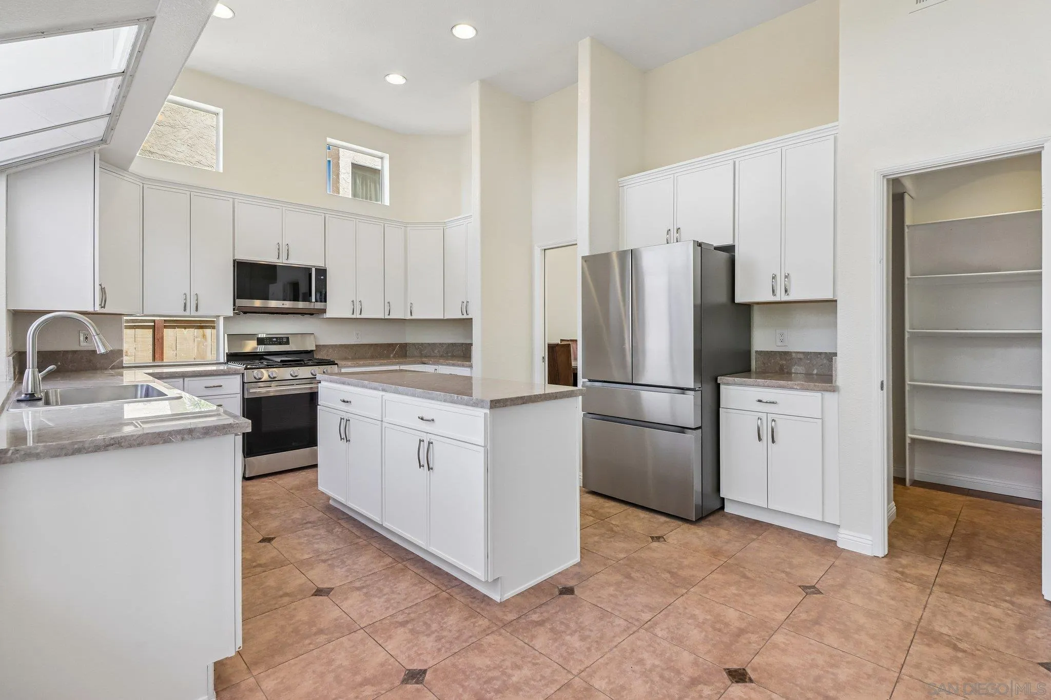 https://cdn.realtyfeed.com/cdn/127/260018562/6d0edf44e7d1034b07643ddea961268f.webp