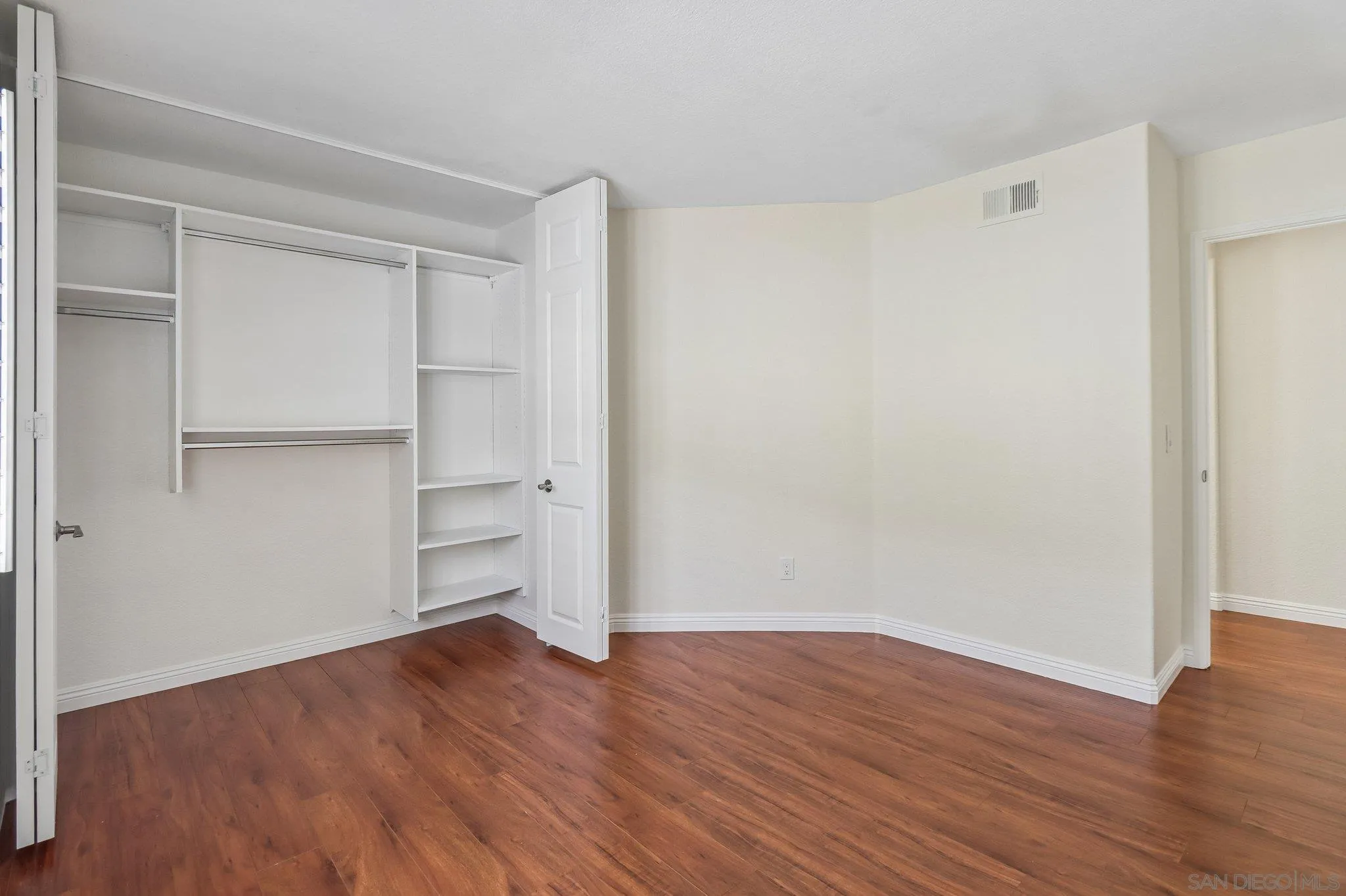 https://cdn.realtyfeed.com/cdn/127/260018562/748507f9ba2ce8f0e326c212b8653eec.webp
